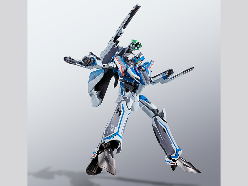 バトロイド形態では多彩なアクションが可能