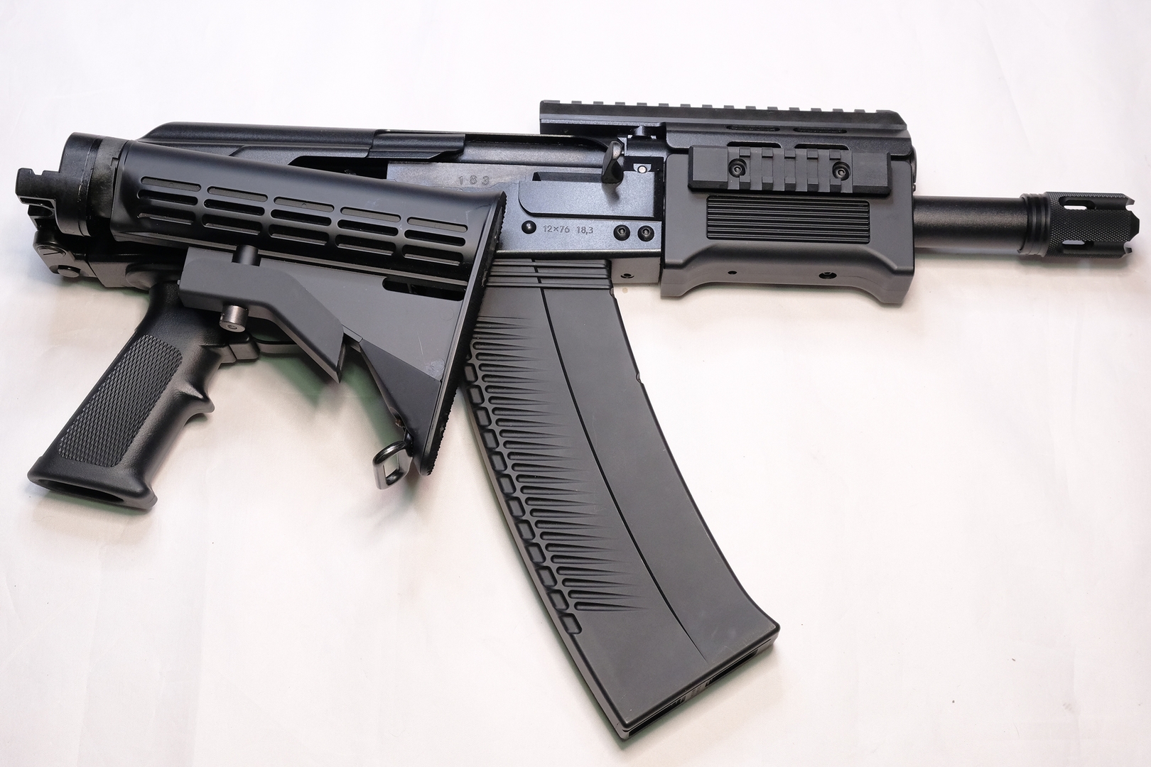 「サイガ-12 SBS」はストックを折り畳んでもセレクターの操作に問題はない