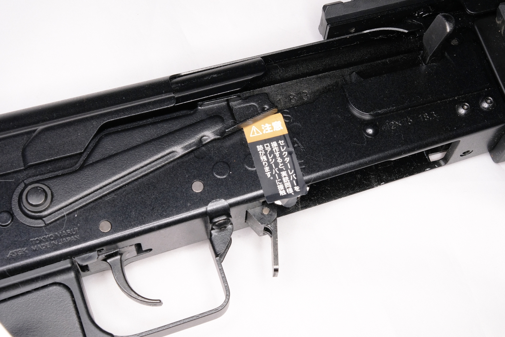 購入時は保護シールが貼り付けられている。画像はシールを横にずらし何度かセレクターを操作した状態