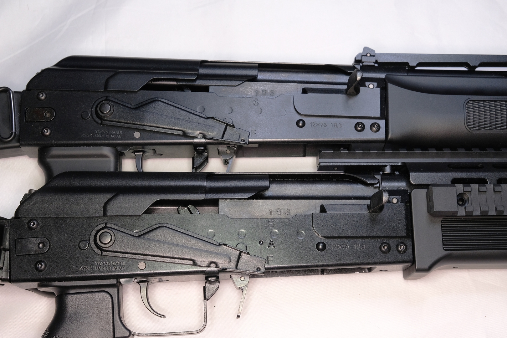 「サイガ－12K」（上）と「サイガ-12 SBS」（下）のレシーバー