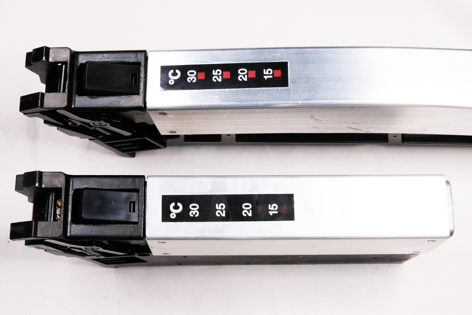 「サイガ－12K」（下）と「サイガ-12 SBS」（上）のマガジンは共用できる