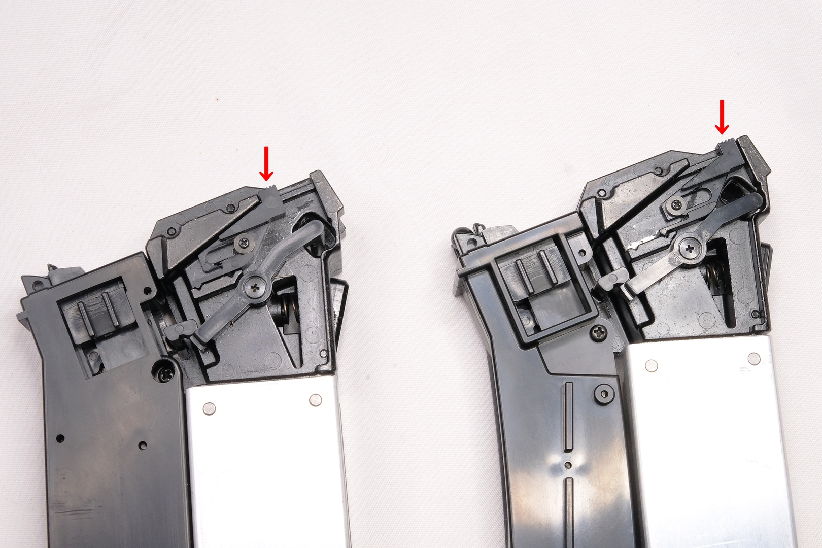 矢印がマガジンのオートストップシステム。左の位置だとオートストップオン、右の位置だとオフで空撃ち可能になる