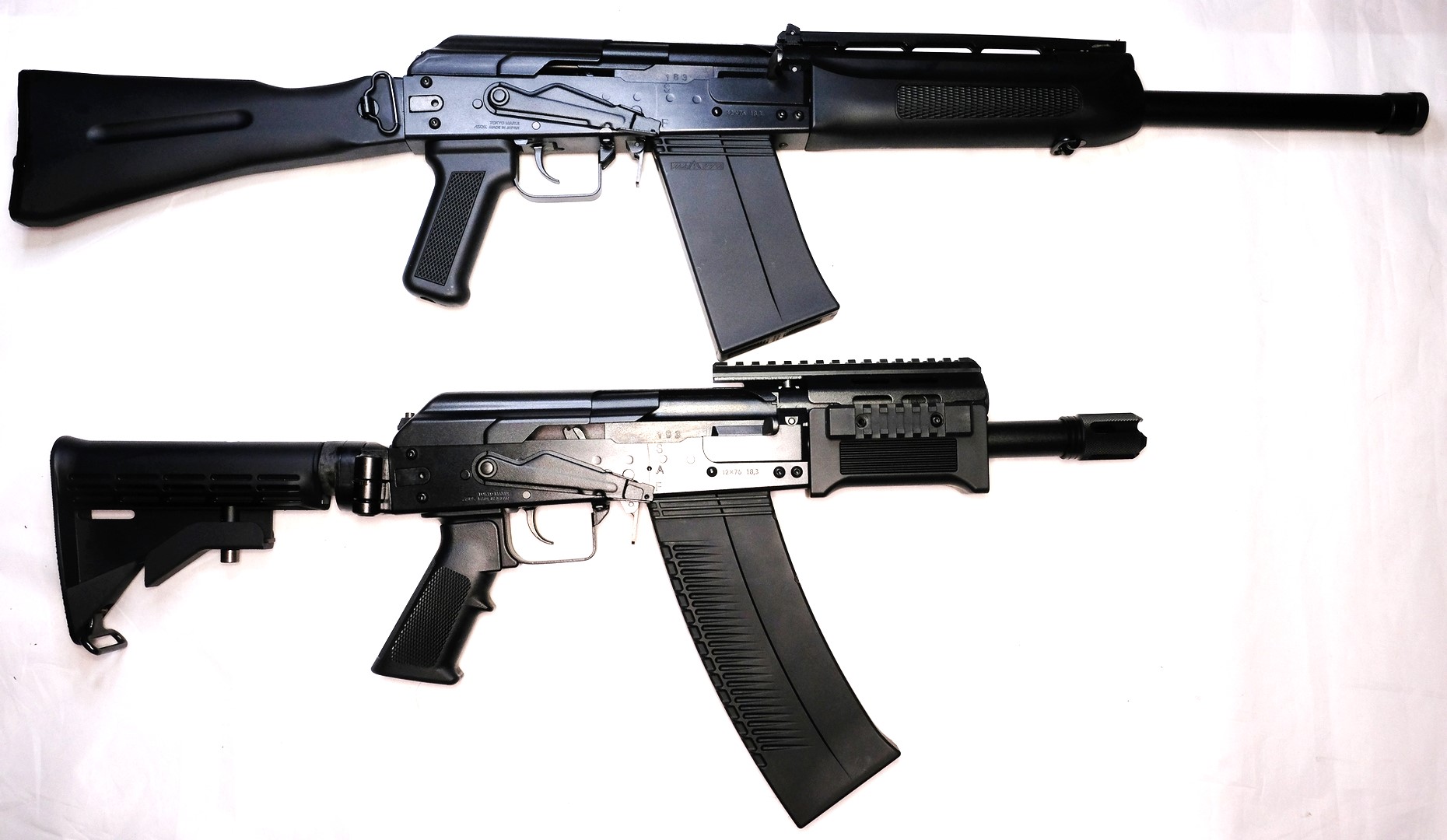 「サイガ－12K」（上）と「サイガ-12 SBS」（下）の比較