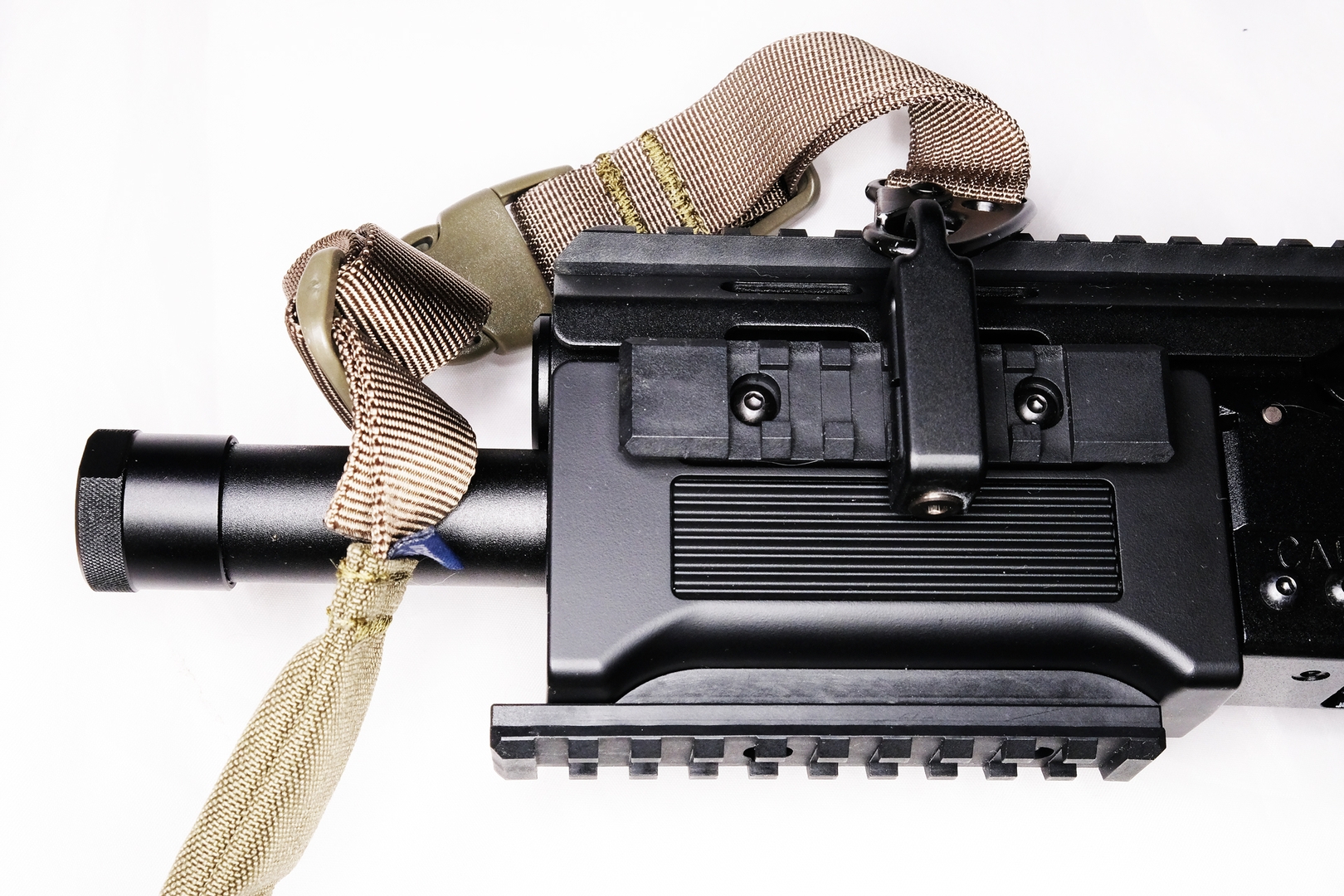 「レイルスリングアダプター」でフロント部にもスリングを取り付けられる