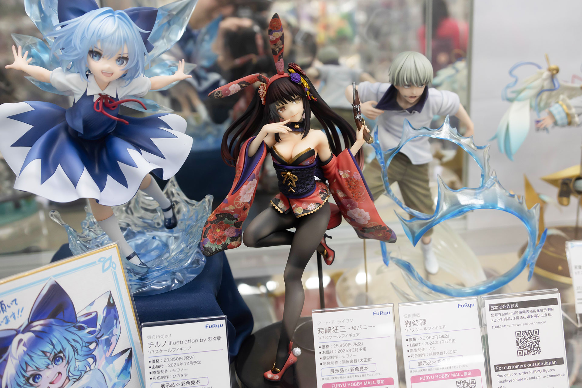 フィギュアの素材はPVCとABSで、耳と台座部分を含む全高は約270mmだ