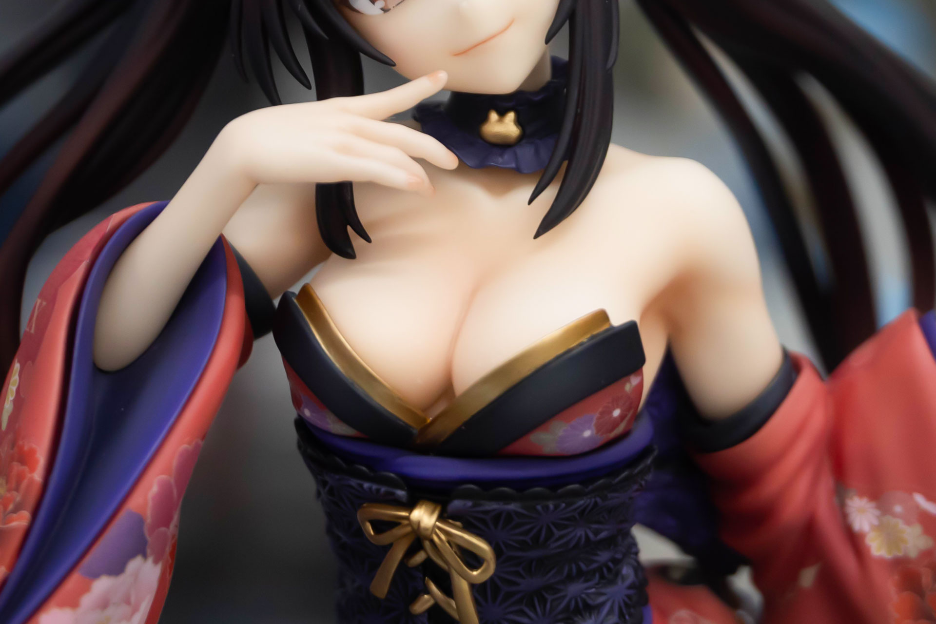 ドレスのように肩は大きく開いた衣装になっている