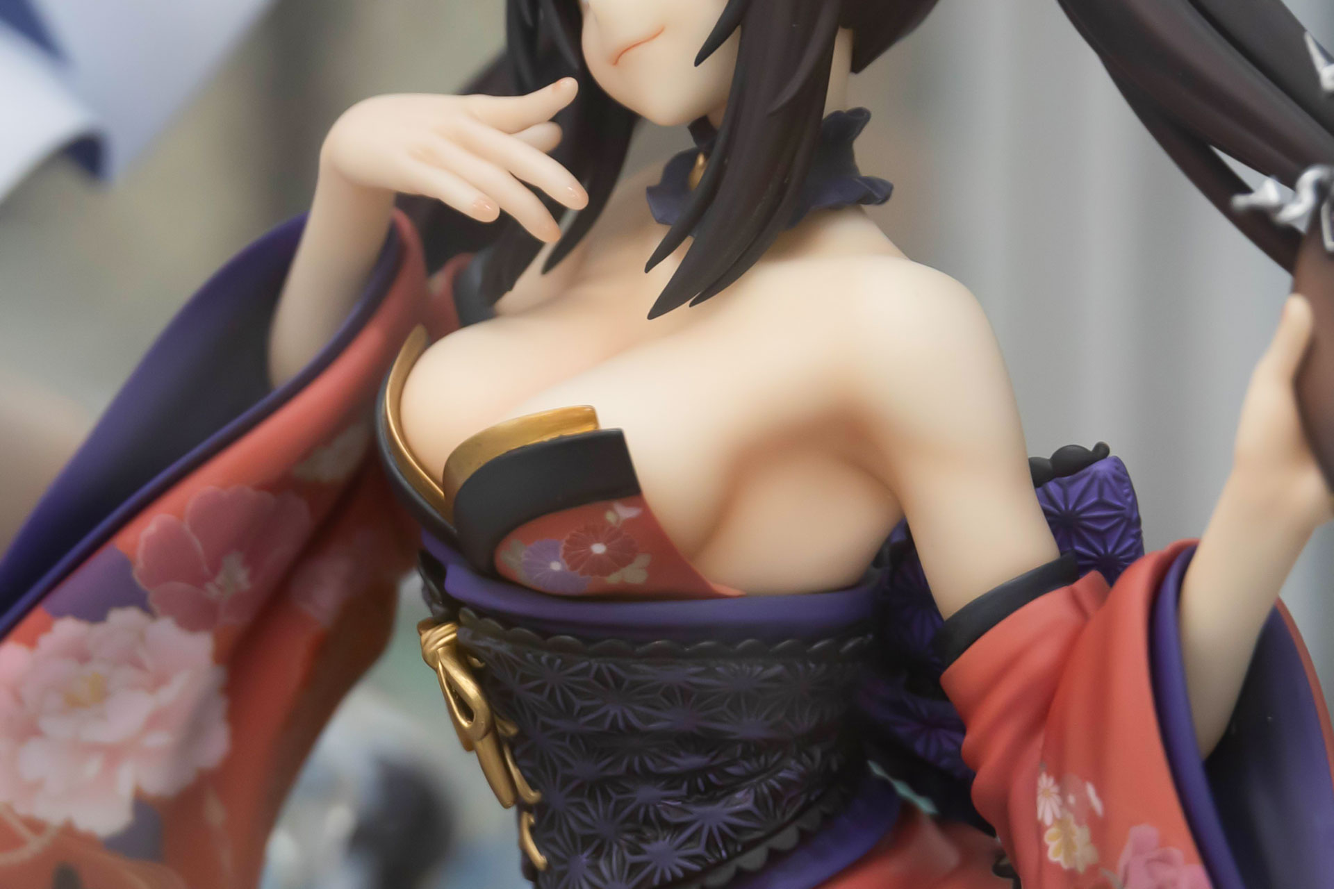 露出が多い分、胸元あたりが目立って見える