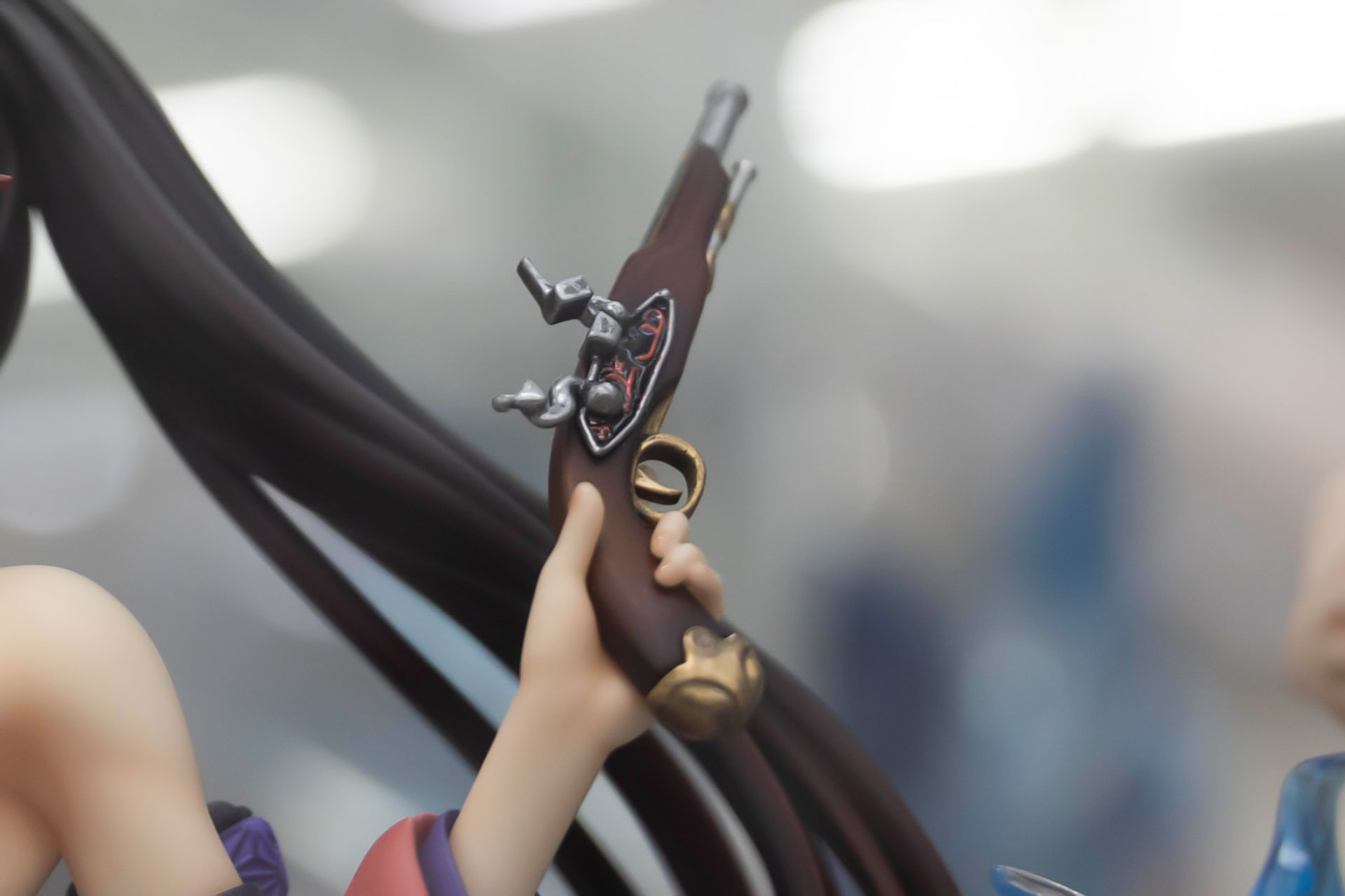 片手にはクラシックなスタイルの銃が握りしめられている