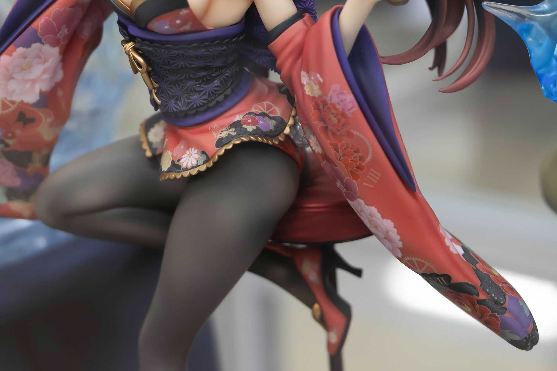 振り袖と黒いタイツが絶妙にマッチしている