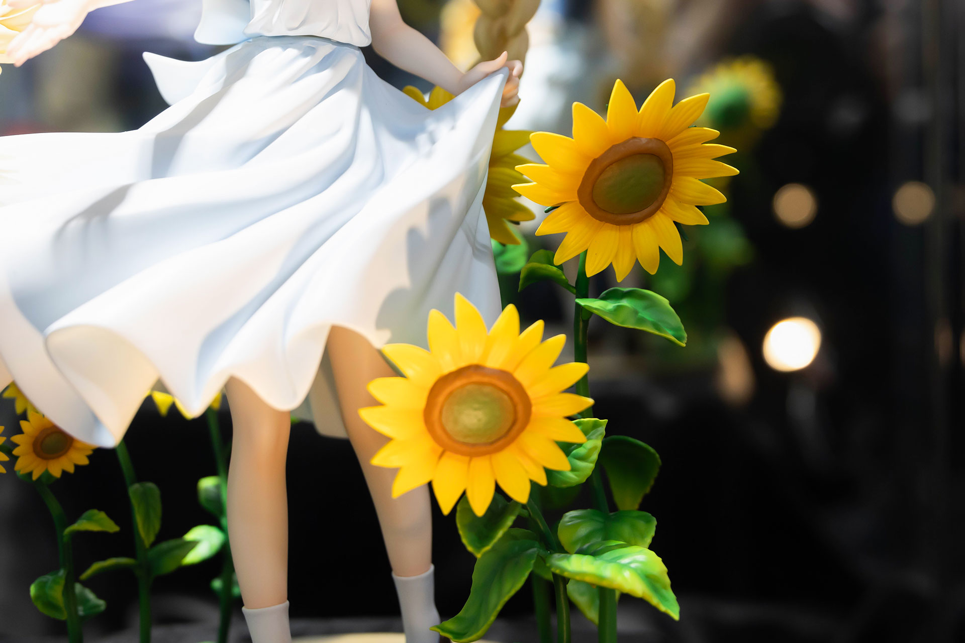 ひまわりが回りを取り囲んでおり、ちょっとしたジオラマ風になっている