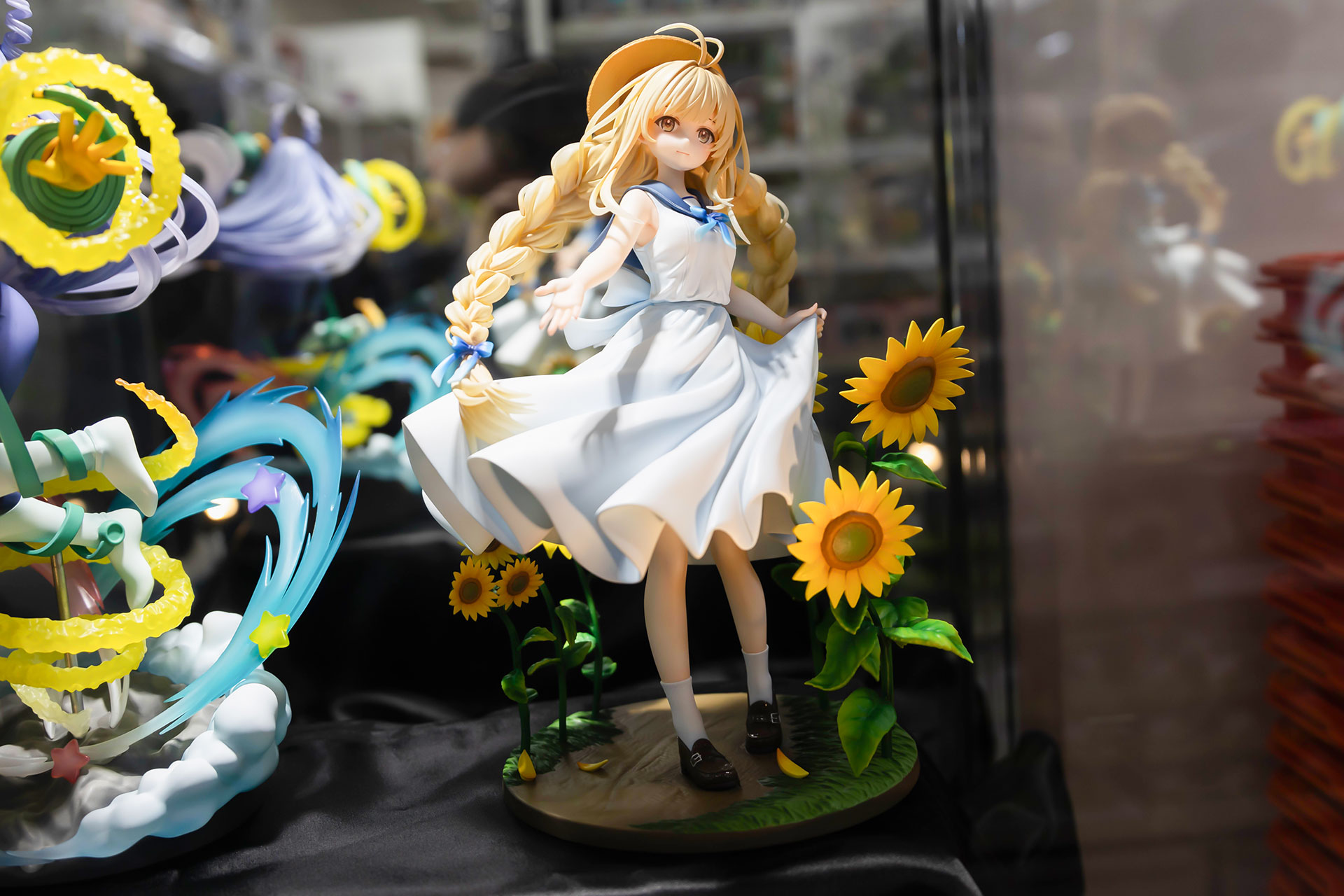 フィギュアの素材はPVCとABSで、台座部分を含む全高は約250mmだ