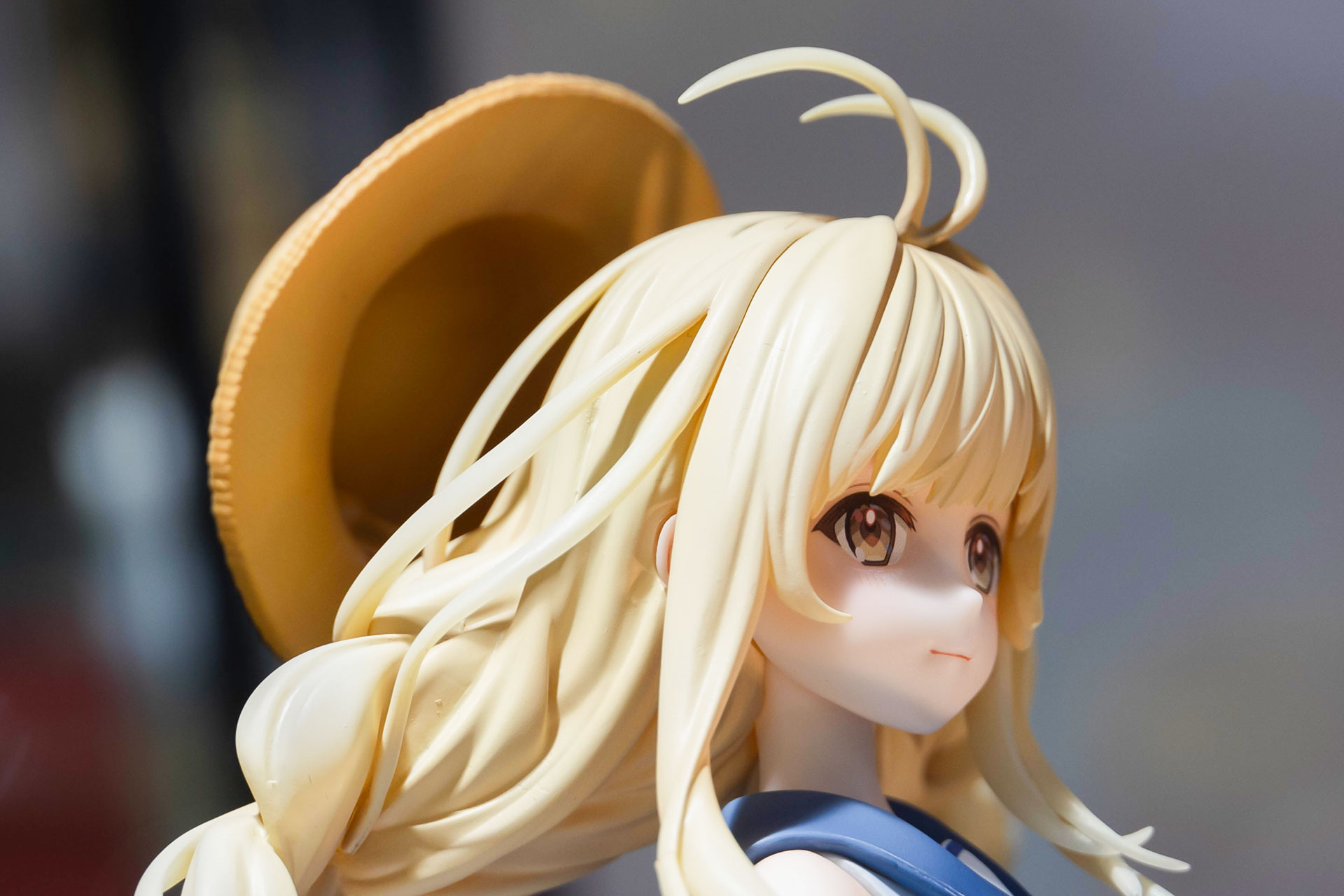 帽子が飛ばされているところや髪など、風の流れを感じさせる