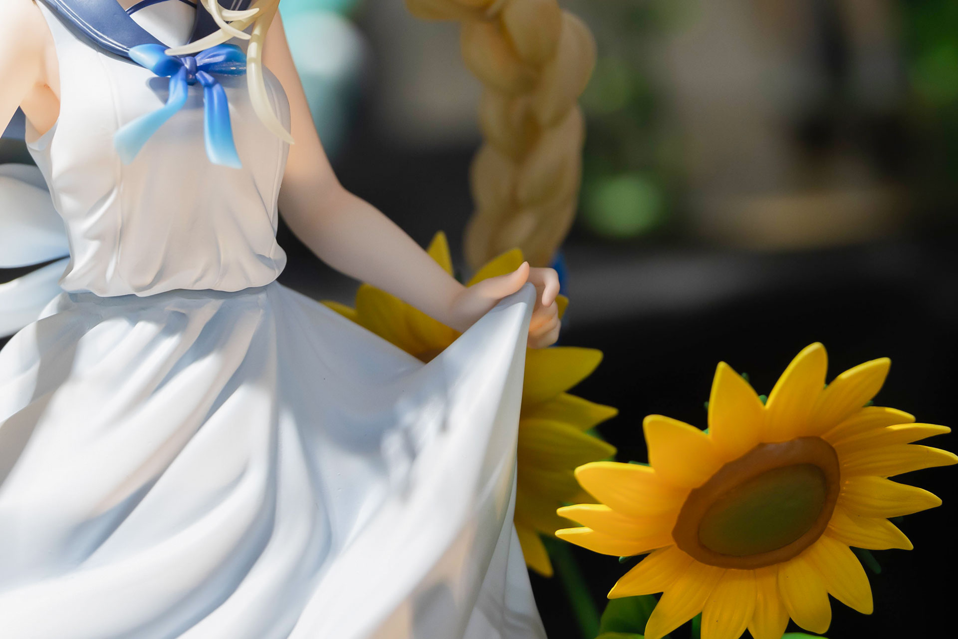 スカートを手で持ち上げているポーズが最高！