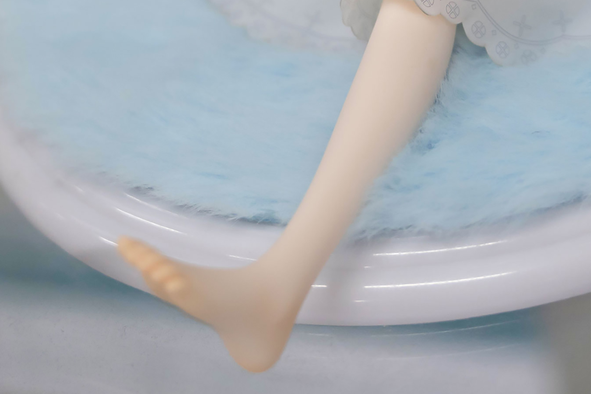 柔らかそうな素足がちょこんとはみ出ている