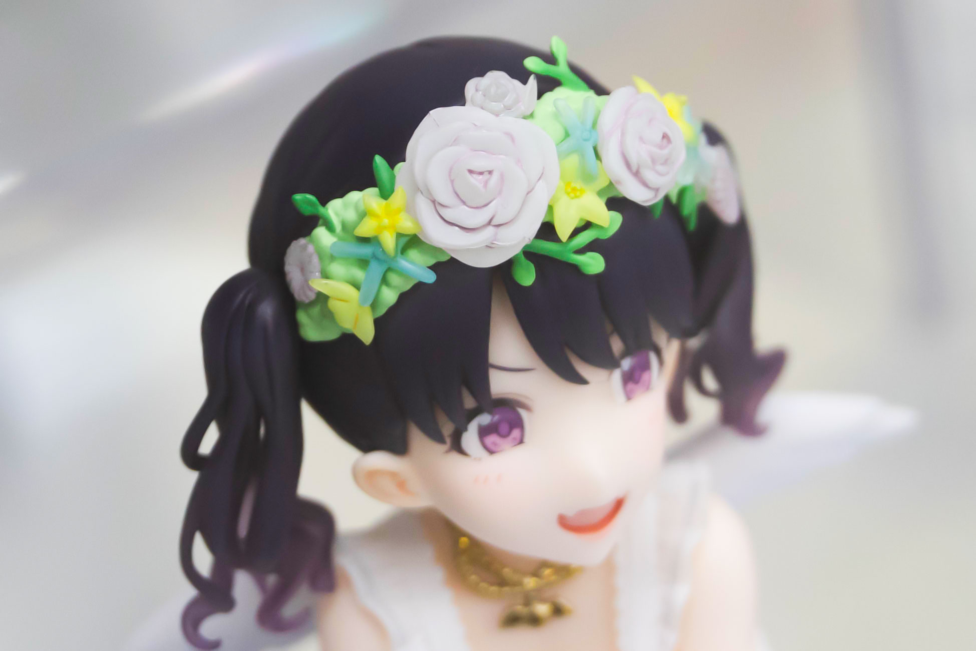 頭にはナチュラリーな雰囲気の花冠が付けられている