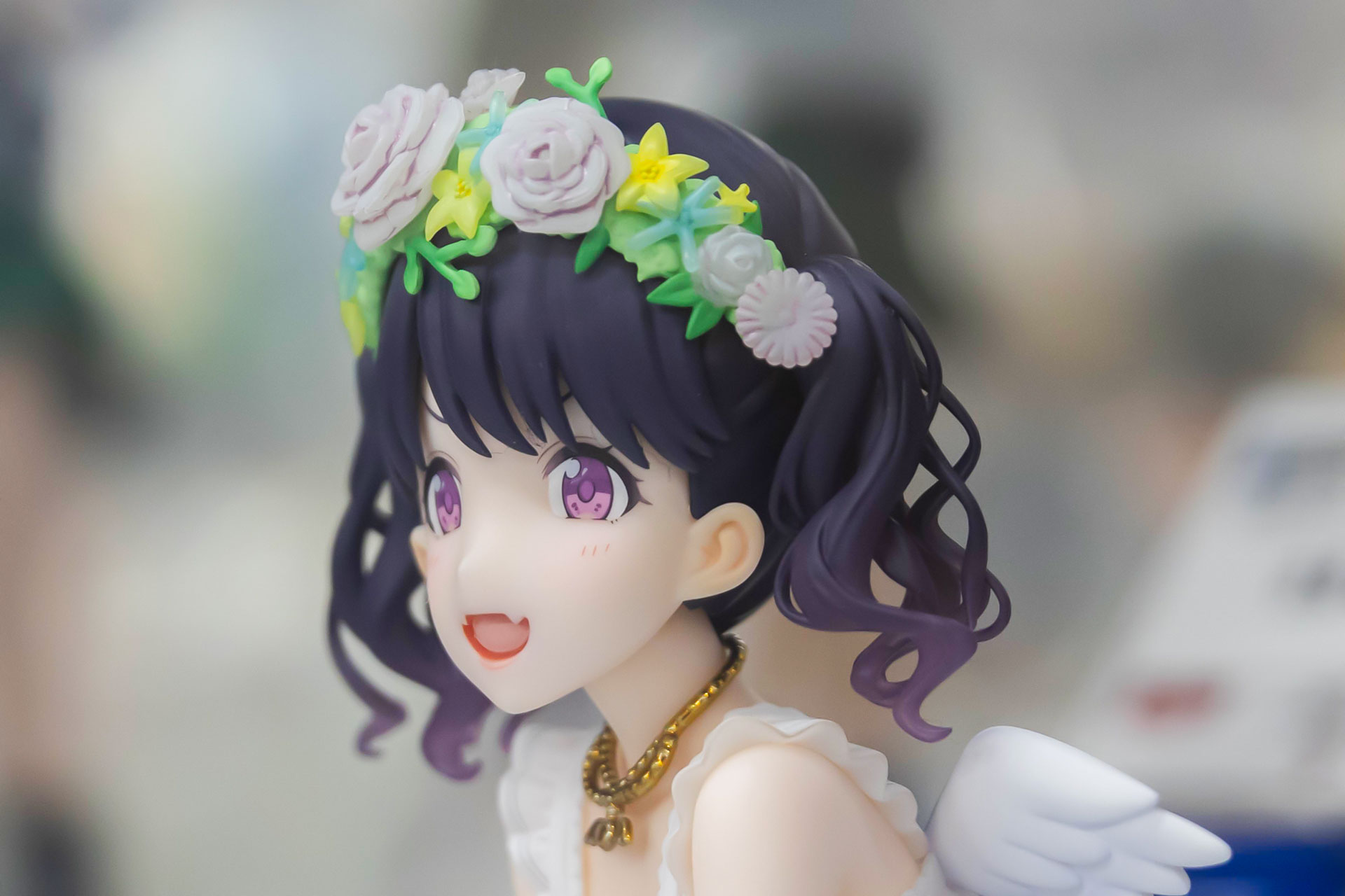 横から見るとほっそりとしたアゴのラインがよくわかる