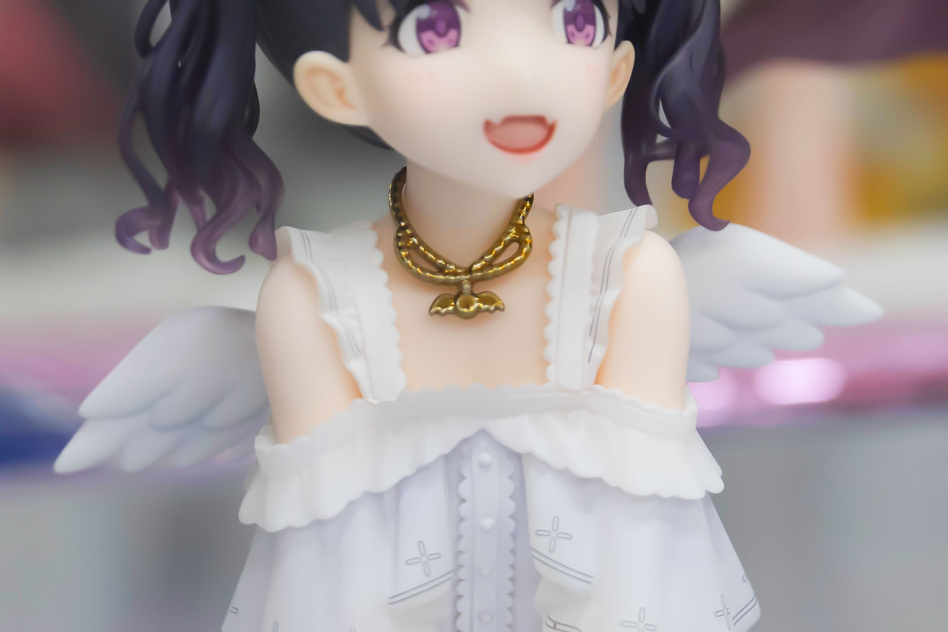 首元には金色のネックレスが付けられている