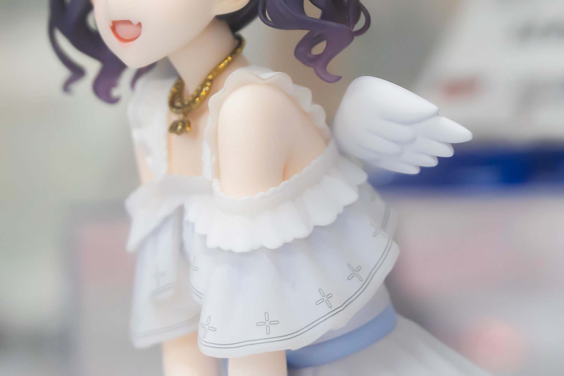 背中には小ぶりの羽が付いている