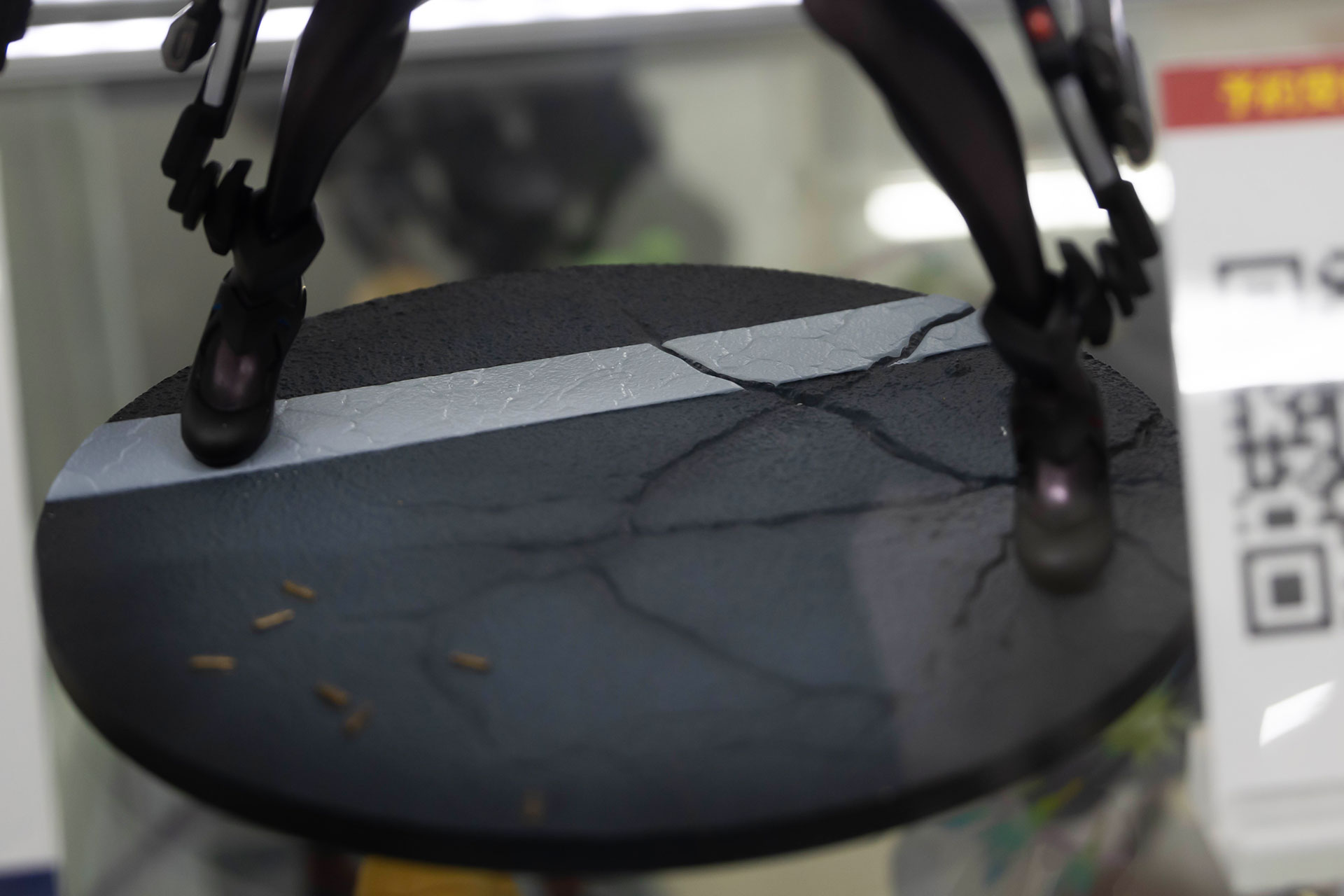 台座のデザインは、荒れ果てた世界の状況を表しているかのようだ