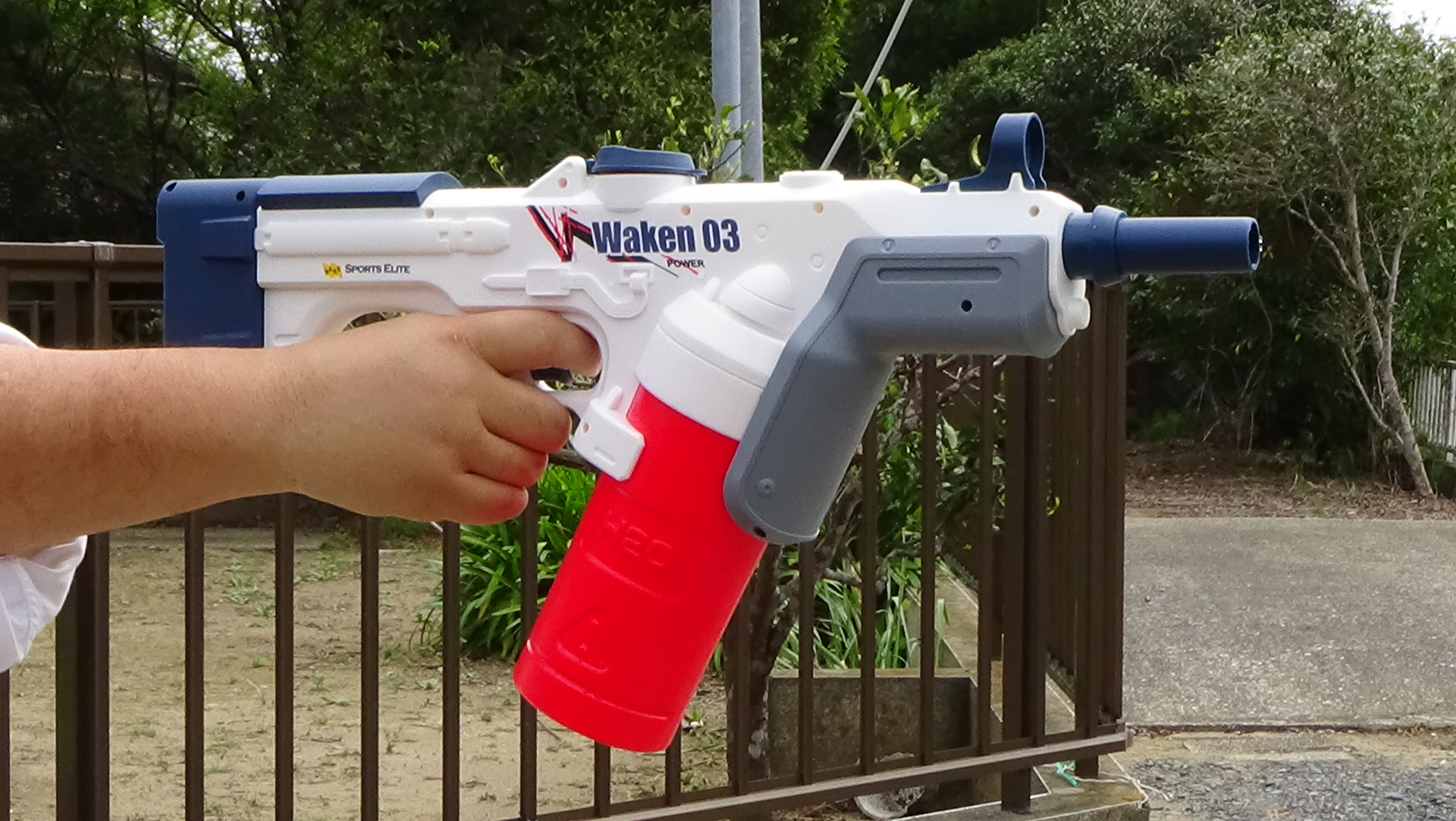 片手でもしっかり持てる。近未来的なデザインが楽しい