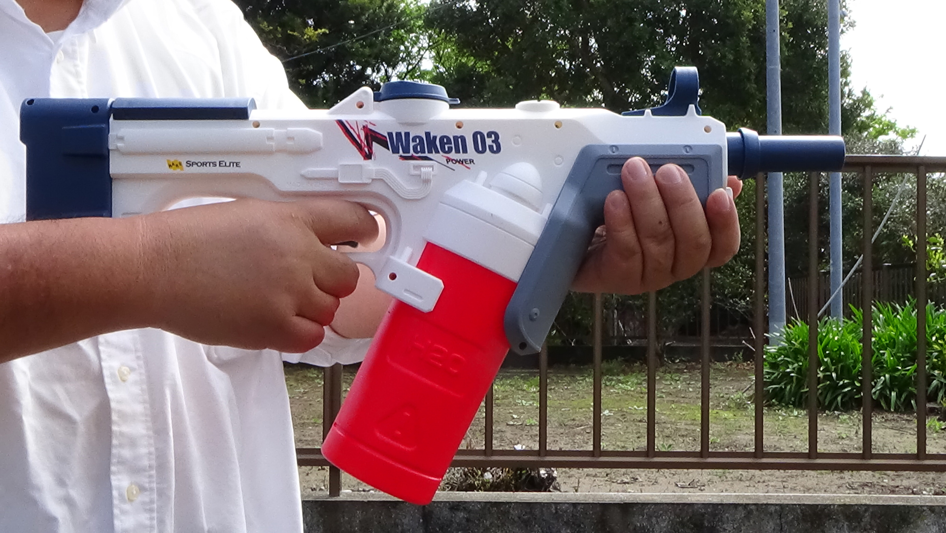 腰だめでしっかり構える。銃前方のハンドガードが手になじむ