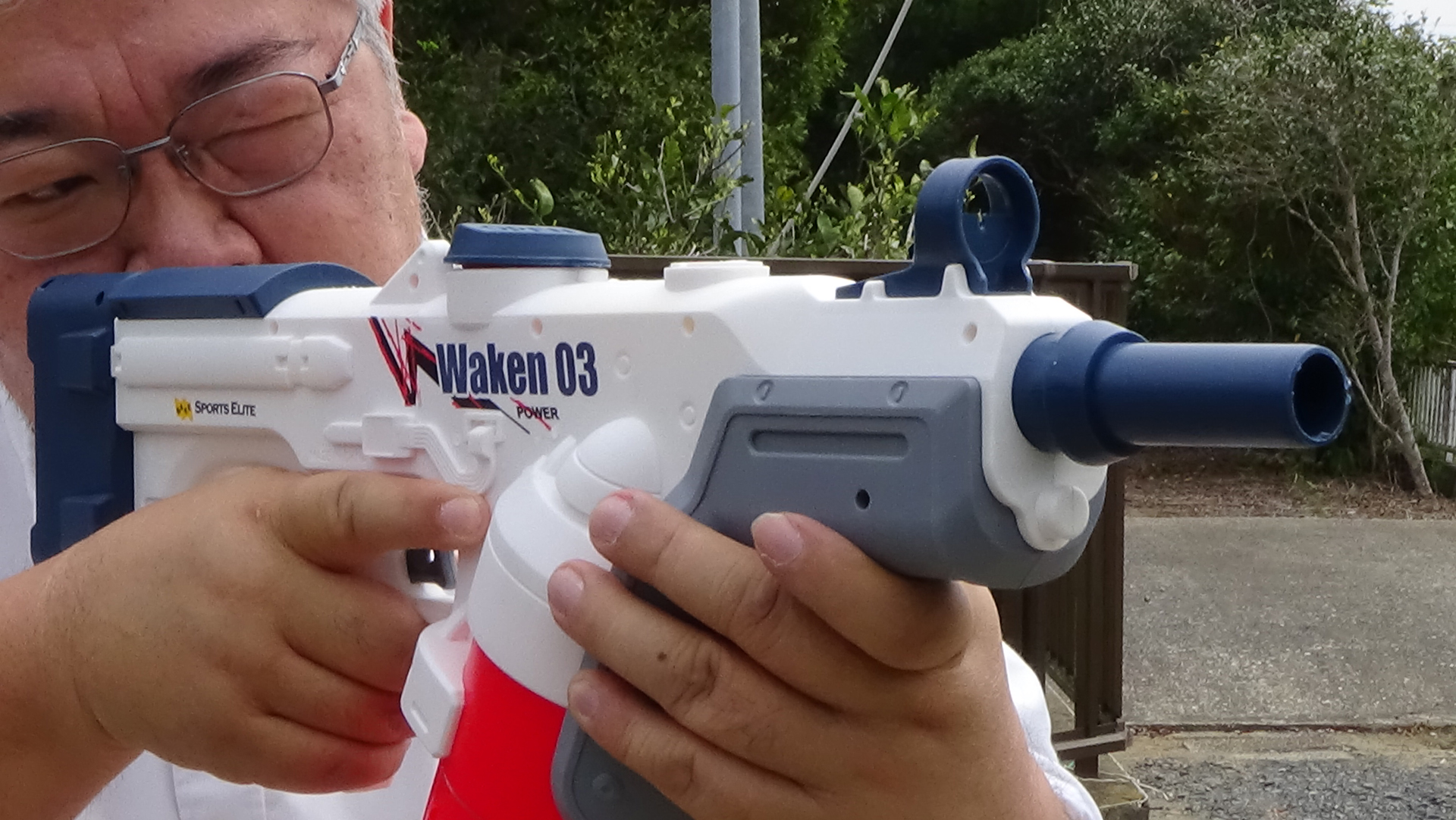 フロントサイトをのぞき込んで射撃。ストックは短いがハンドガードのおかげでしっかり保持できる