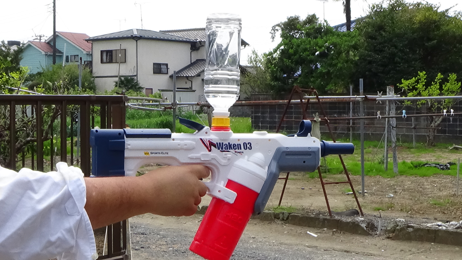 アダプターを使ってペットボトルを装着！　さらに長い時間戦える！