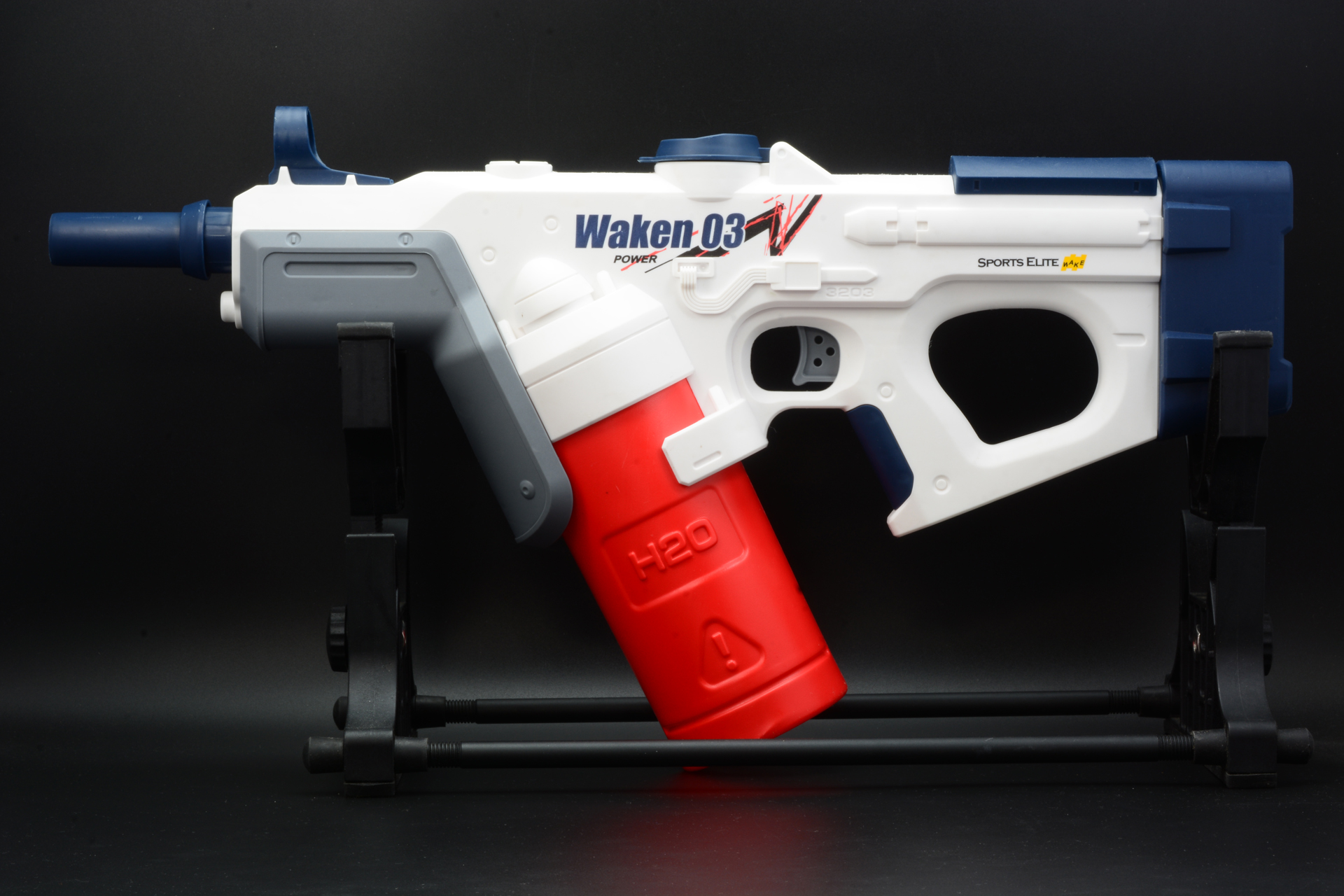 大きなタンクが直感的に水鉄砲であることを理解させる。優れたデザインだ