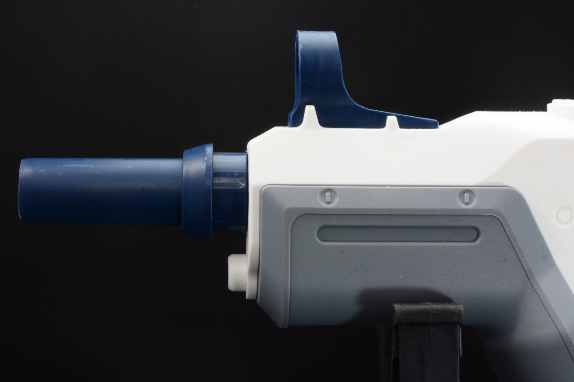 実銃のようなカッコイイ銃口とフロントサイト。ミリタリーテイストが楽しい