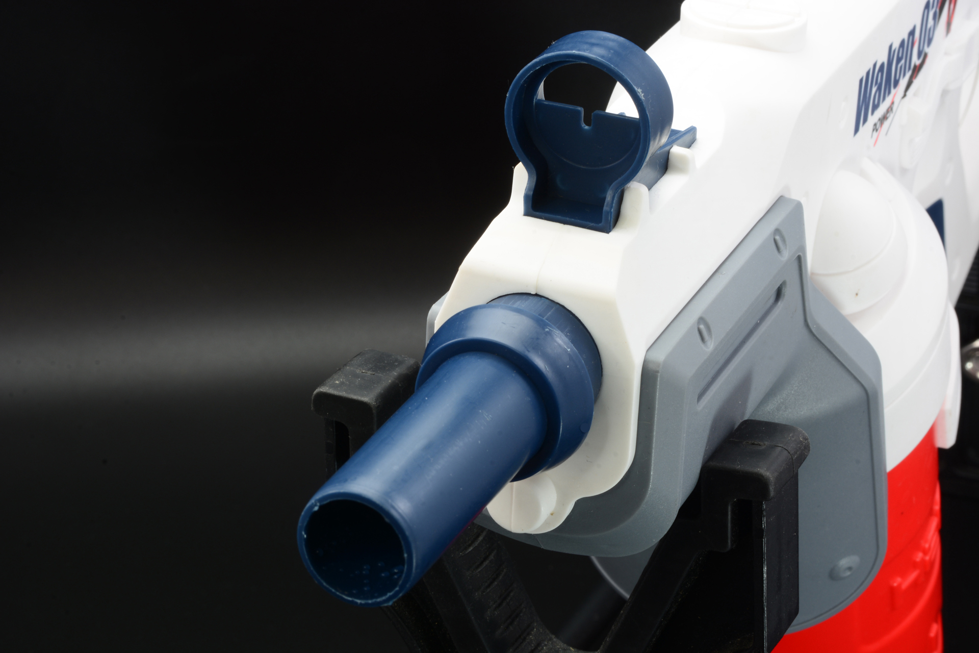 実銃のようなカッコイイ銃口とフロントサイト。ミリタリーテイストが楽しい