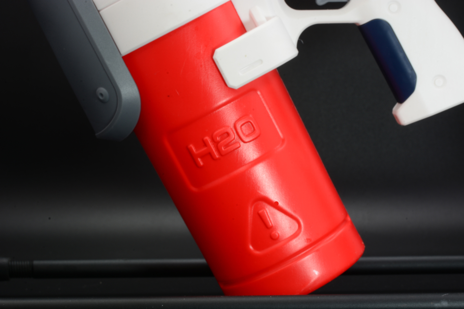 1リットルの水が入る大容量タンク。白いボディに赤いタンクのデザインが楽しい