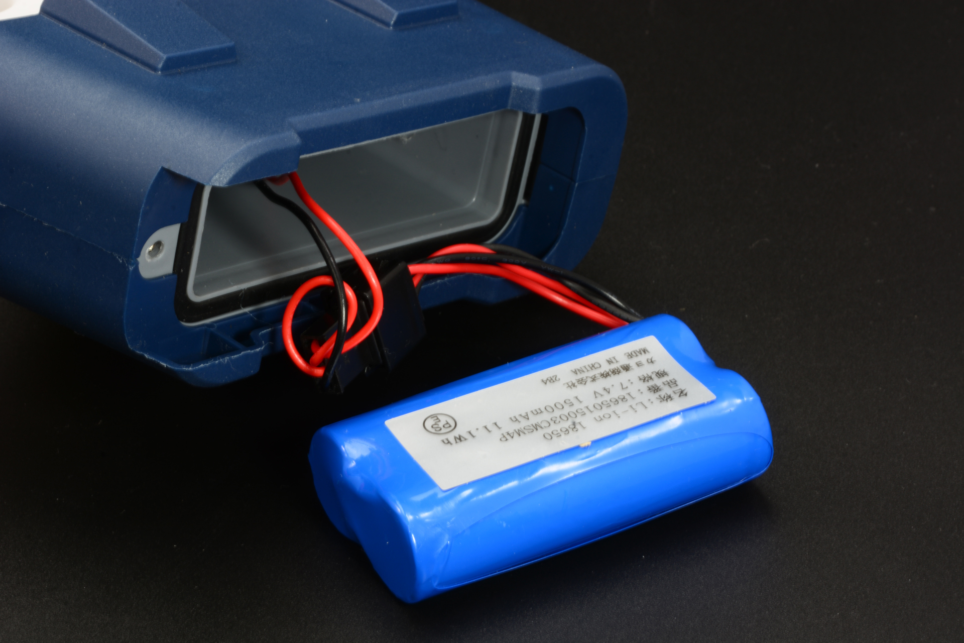 ストックの中にバッテリーを収納