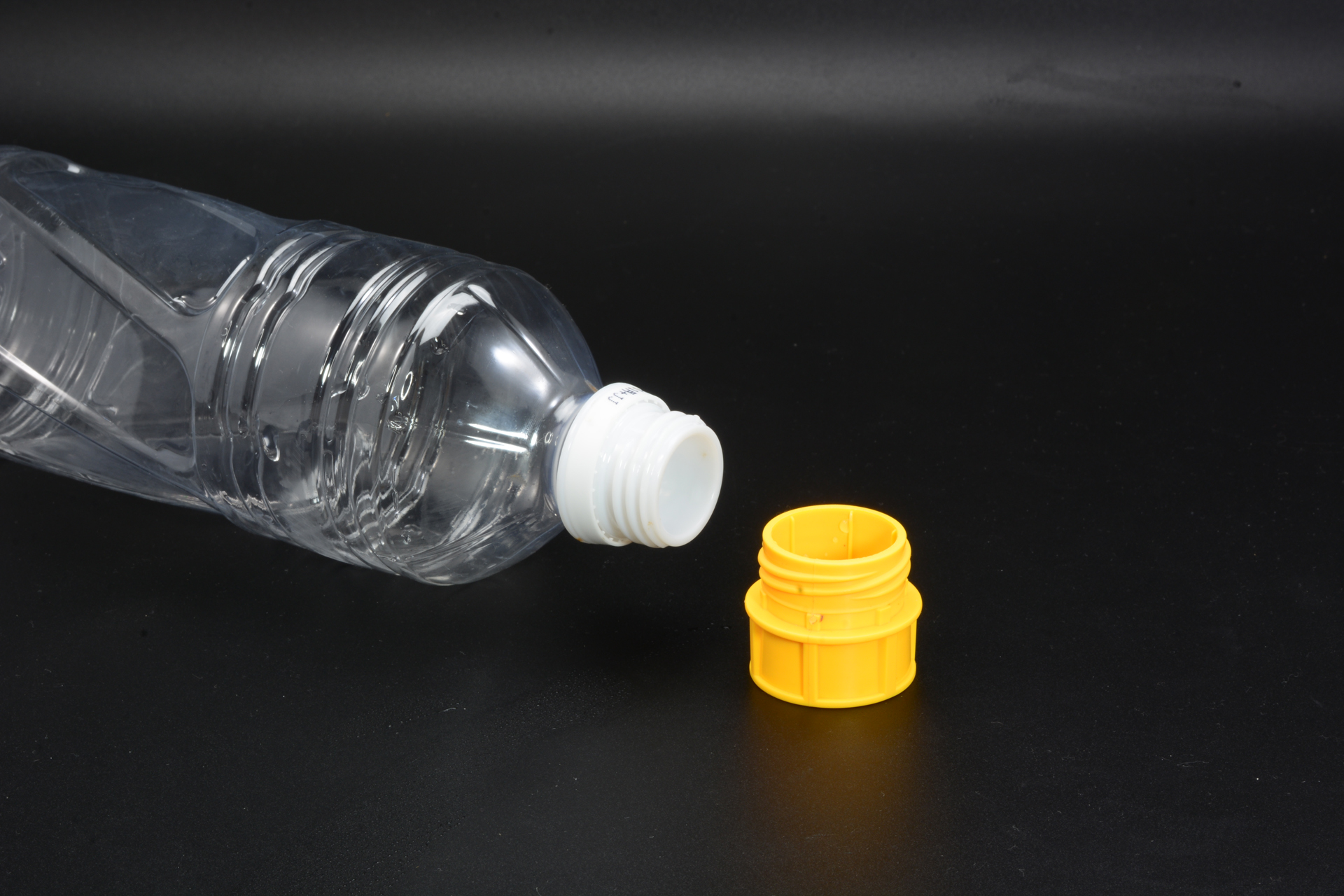 アダプターを付けて、ペットボトルを接続