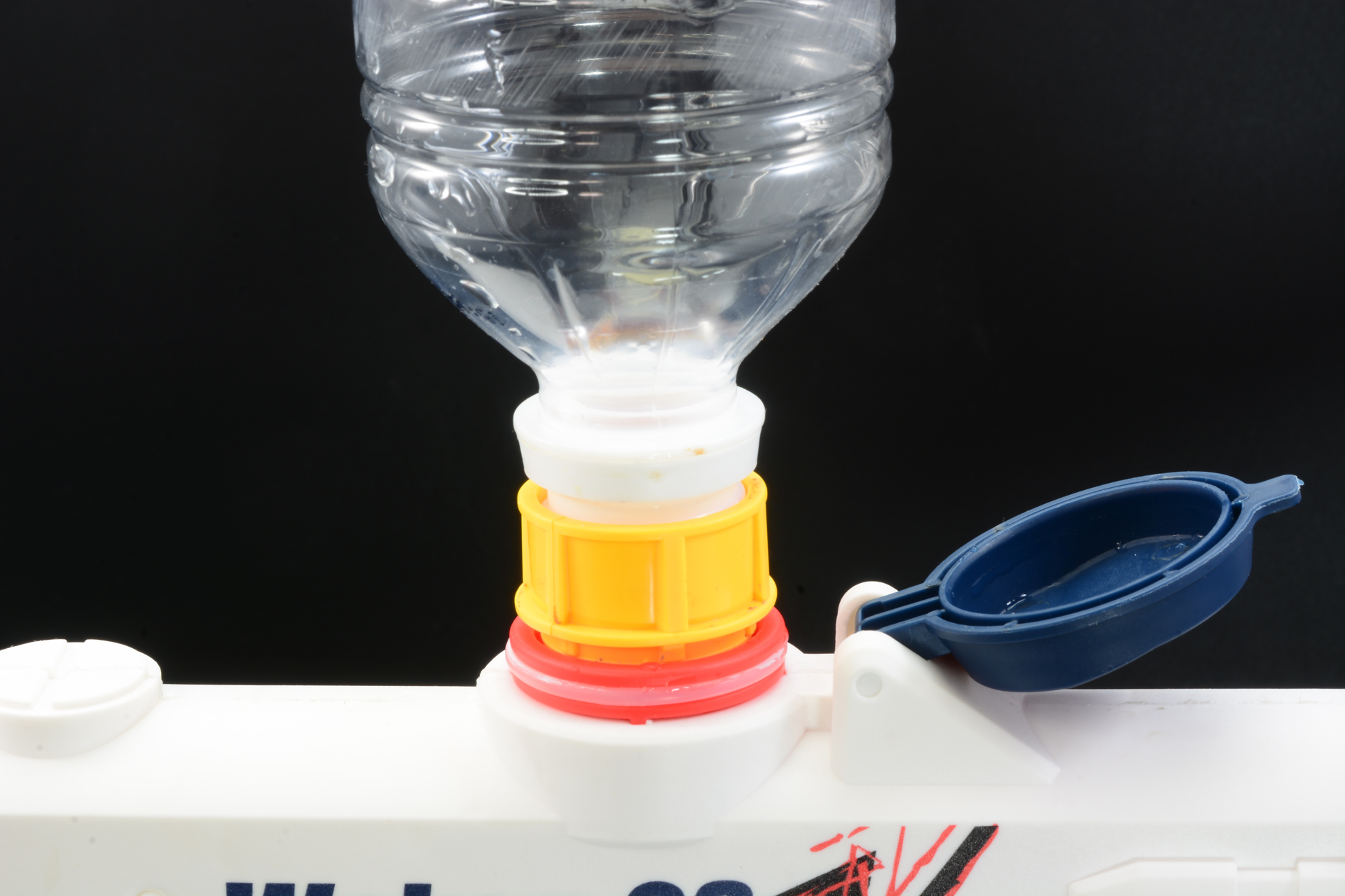 アダプターを付けて、ペットボトルを接続