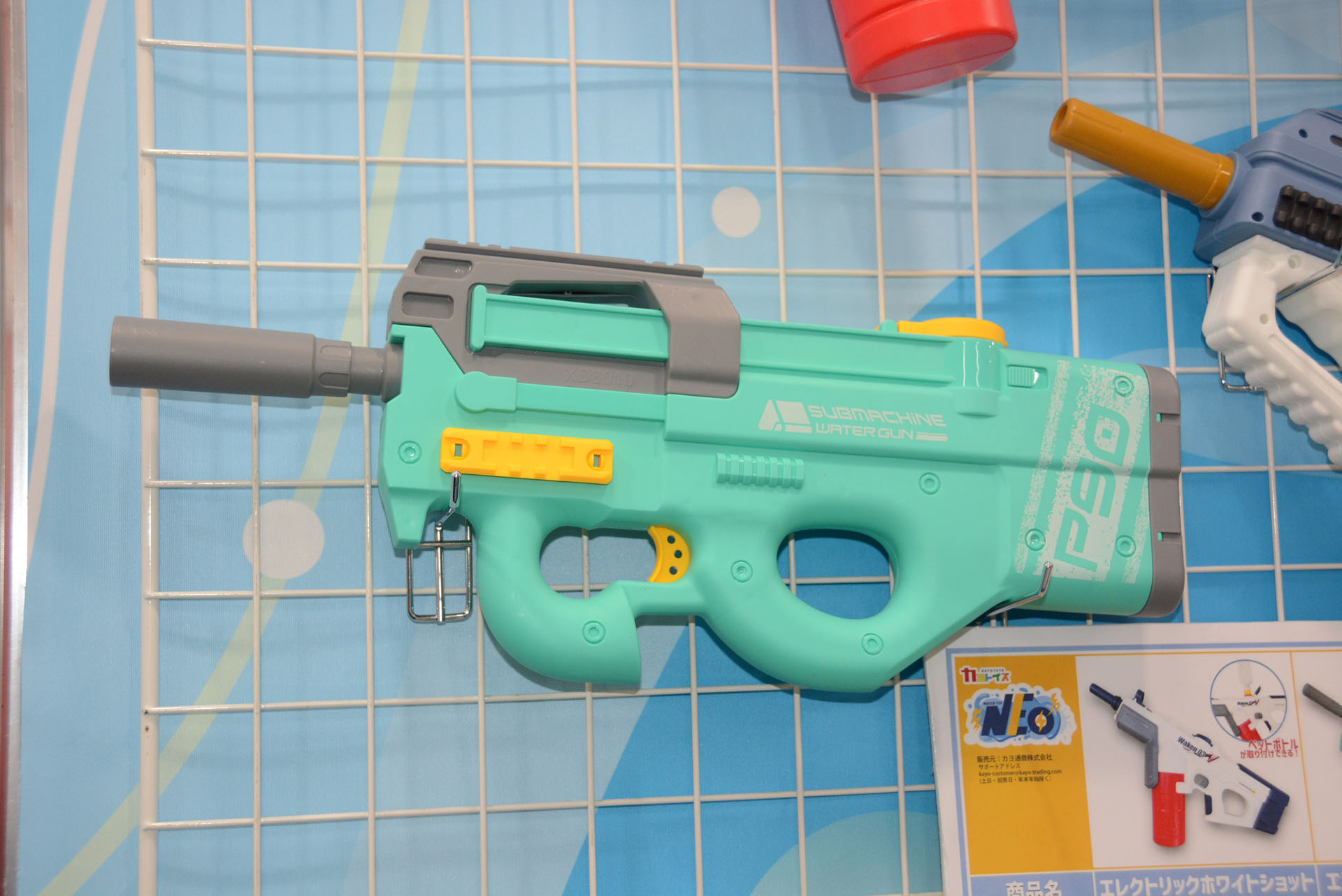 「エレクトリックアクアショット」はFN社が開発したサブマシンガンとアサルトライフルの中間を目指したカテゴリーの武器に属する「FN P90」そっくりのデザインが売り。価格は3,580円