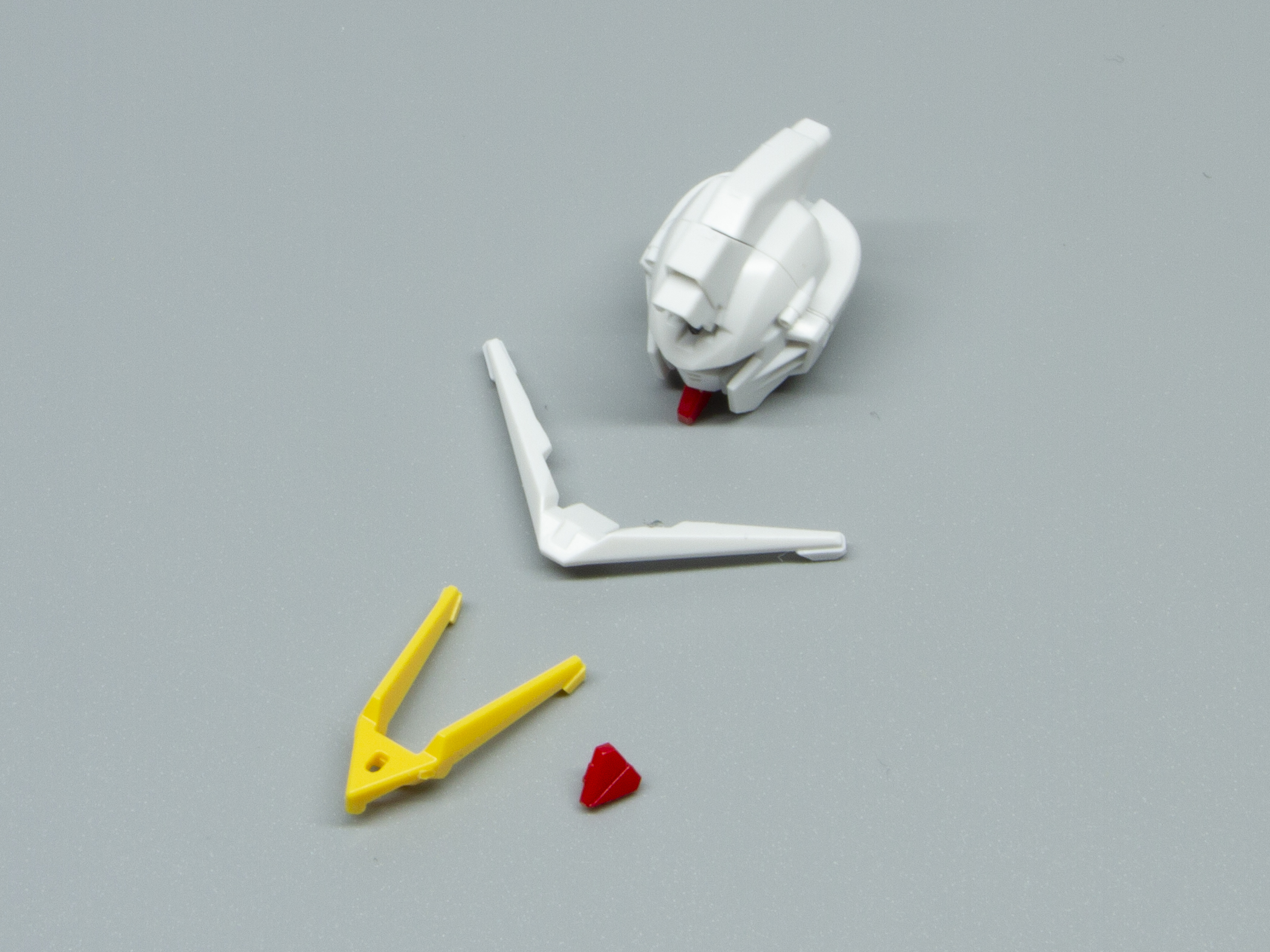 黄色いブレードアンテナ部はのちほど「ディスラプター」展開状態に差し替えられる