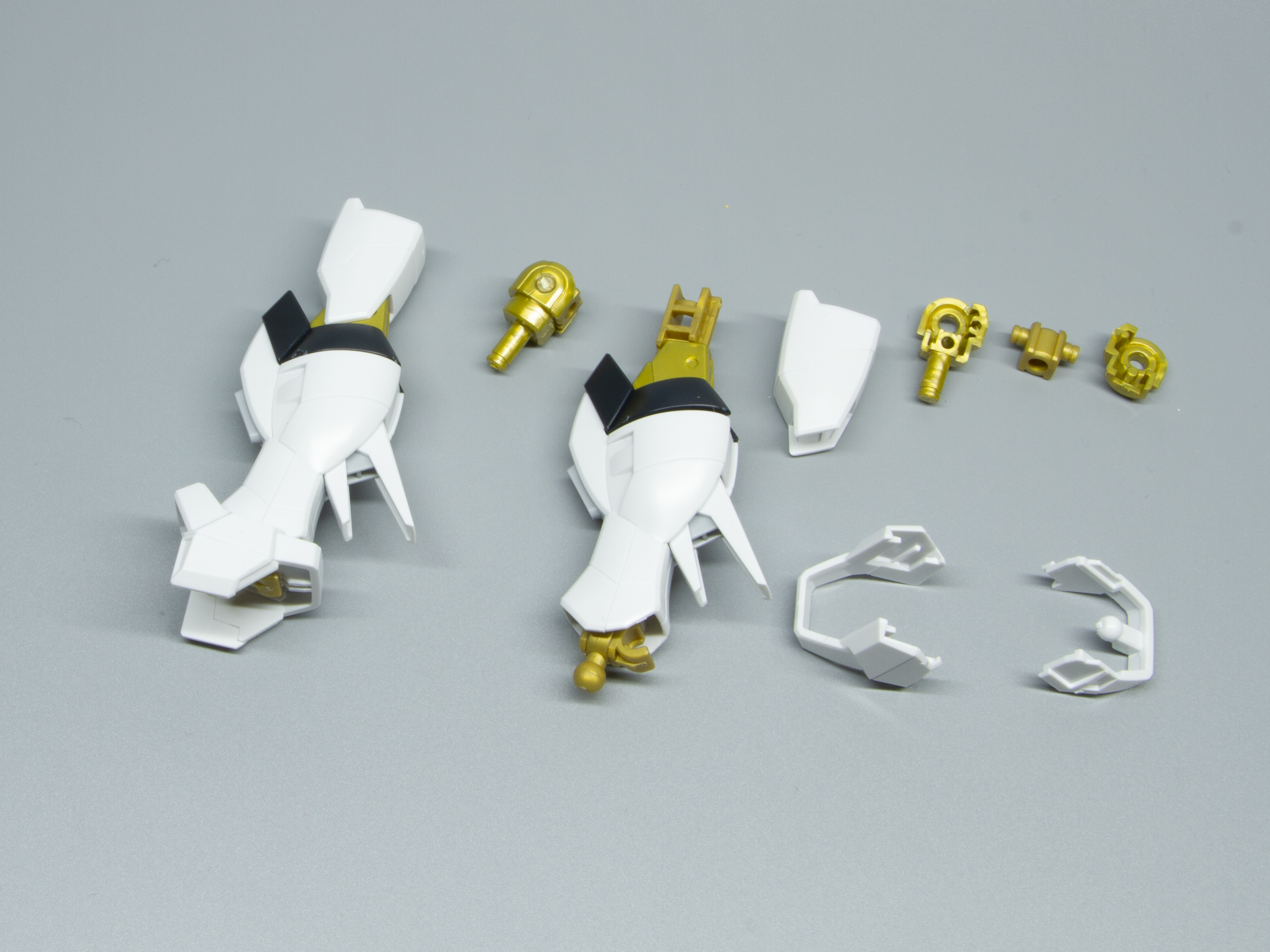 レールガンは上下で差し込む形の砲身で、ゲート跡が目立たなくなる