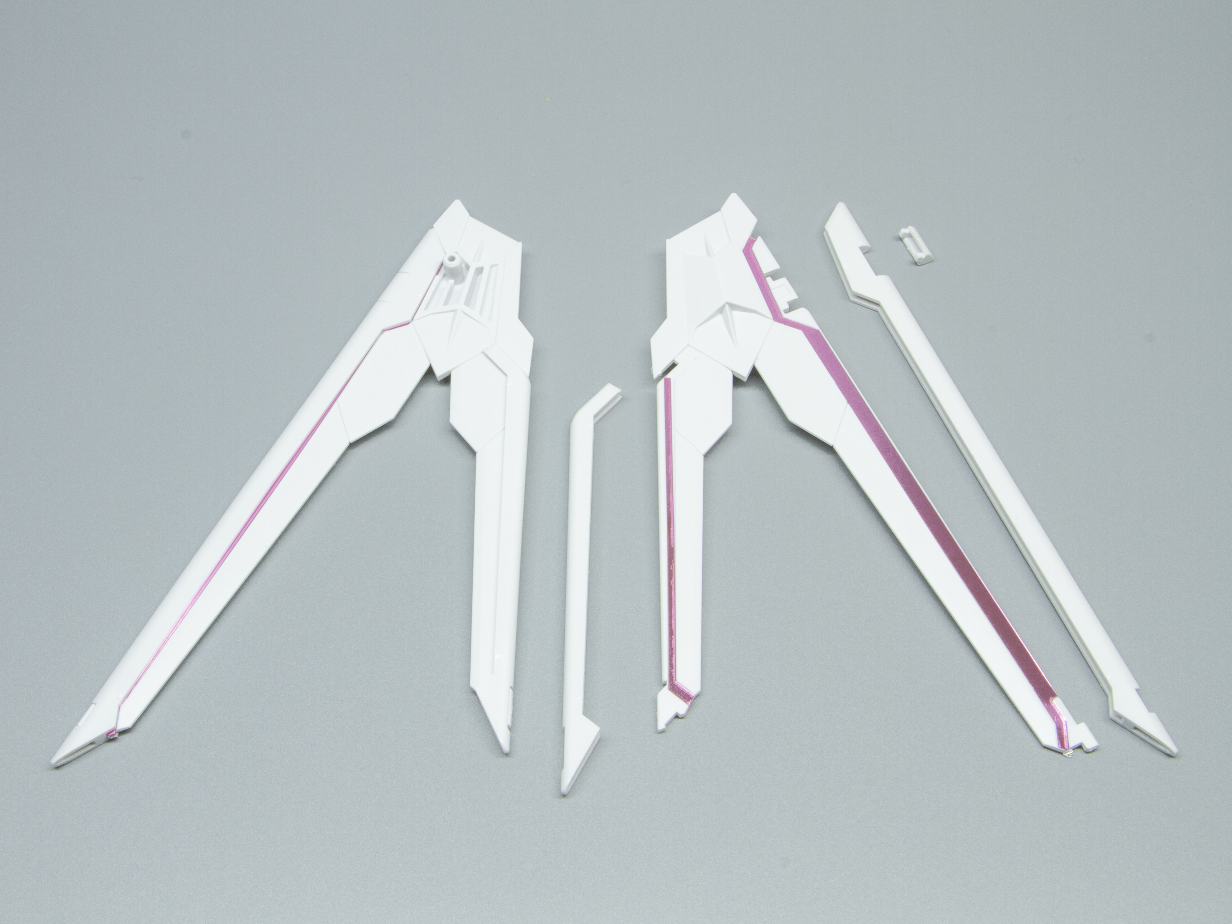 ウイングは上中下層の3層構造で、2層目のゴールド部は一番外側のパーツが展開できる