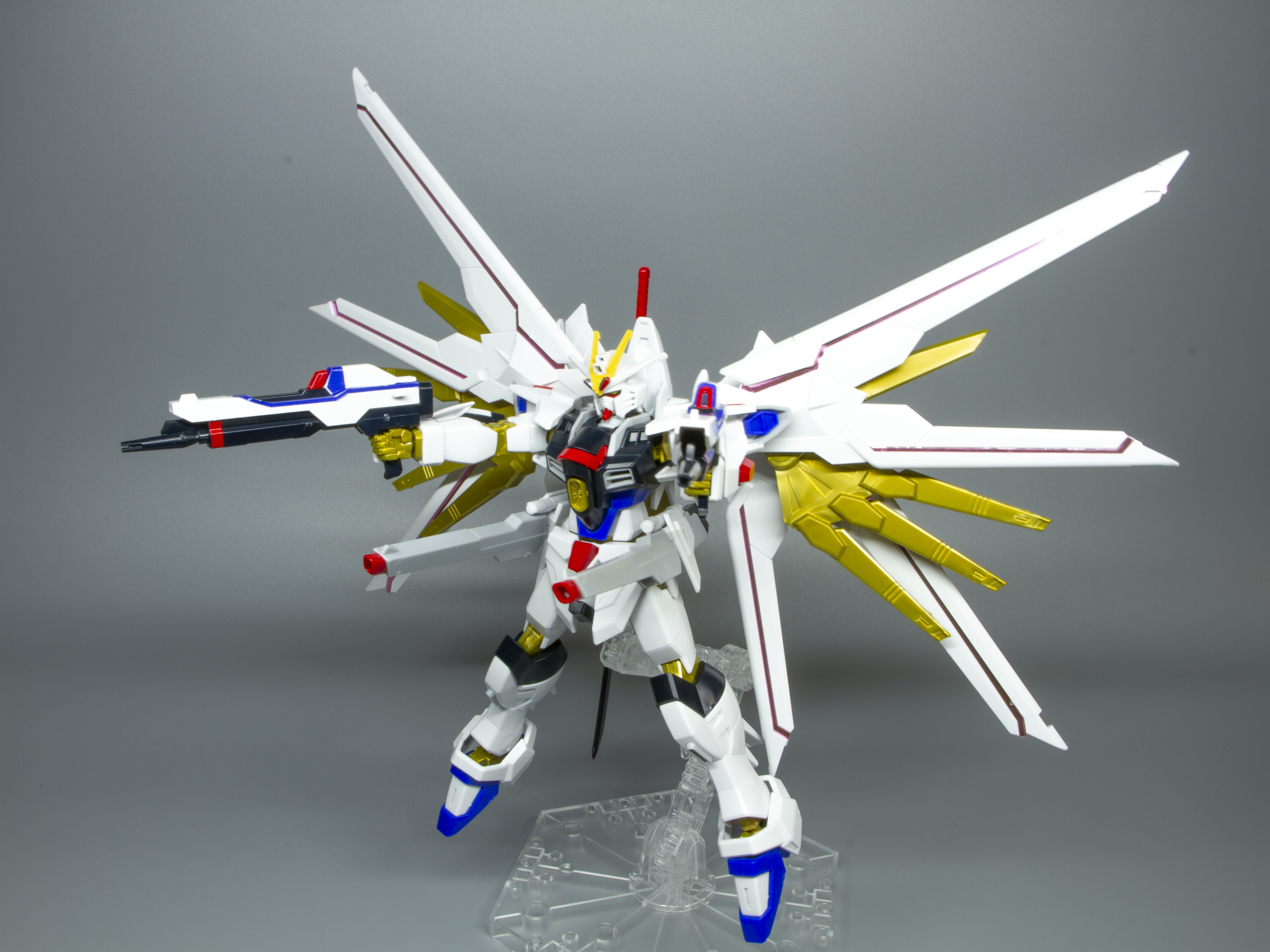 「マイティーストライクフリーダムガンダム」のハイマットフルバーストは強力なナノマシンも含めた攻撃