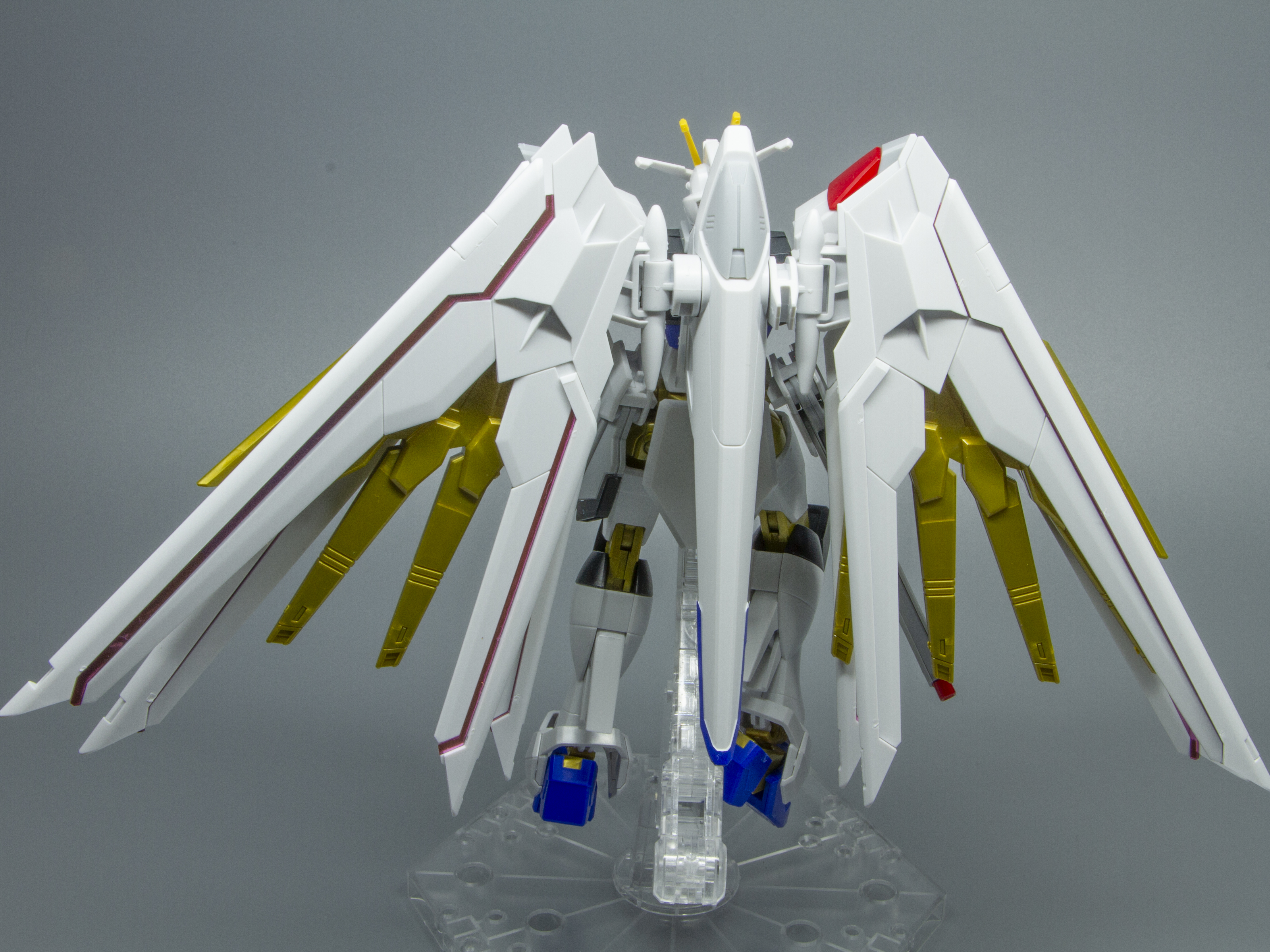 「プラウドディフェンダー」展開ギミックその1。外側のフレームを引き出すことでピンクの内部が現われる