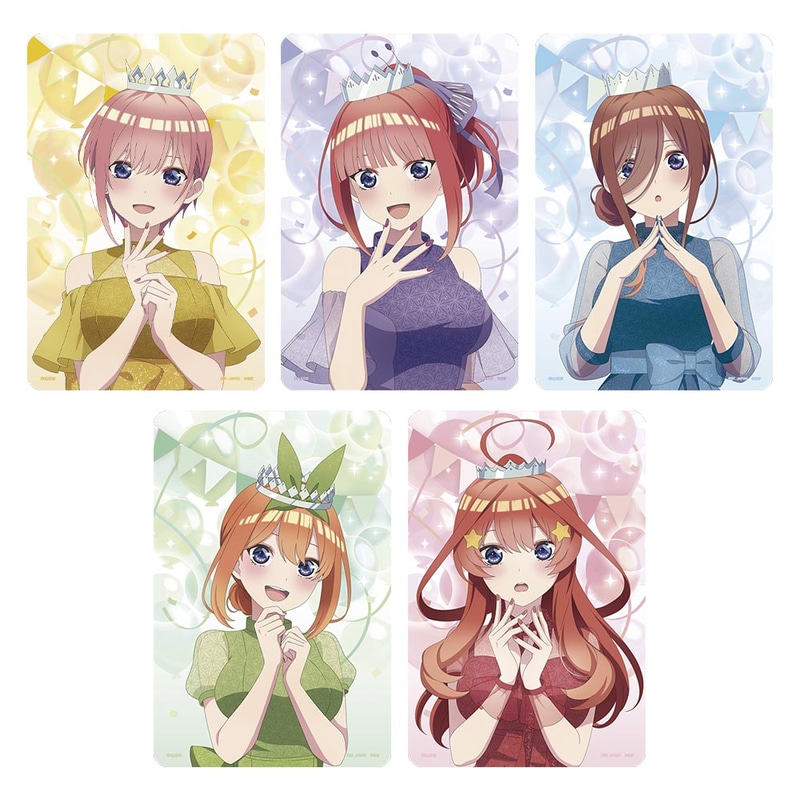 立てて飾れるスタンドが付属するイラストボード。バースデイにサプライズを受けた瞬間の表情をイメージした、新規描き下ろしのシチュエーションイラストが使用されている。サイズは約15cm