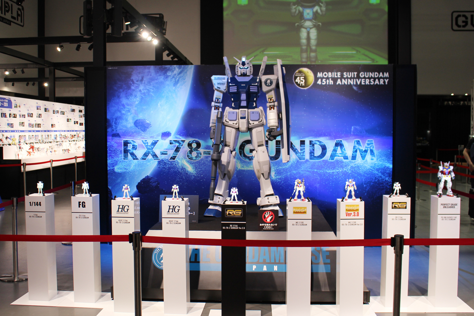ガンダムベース特別カラーに塗装されたRX-78-2 ガンダム立像と歴代のガンダムのプラモデルが来場者を迎える