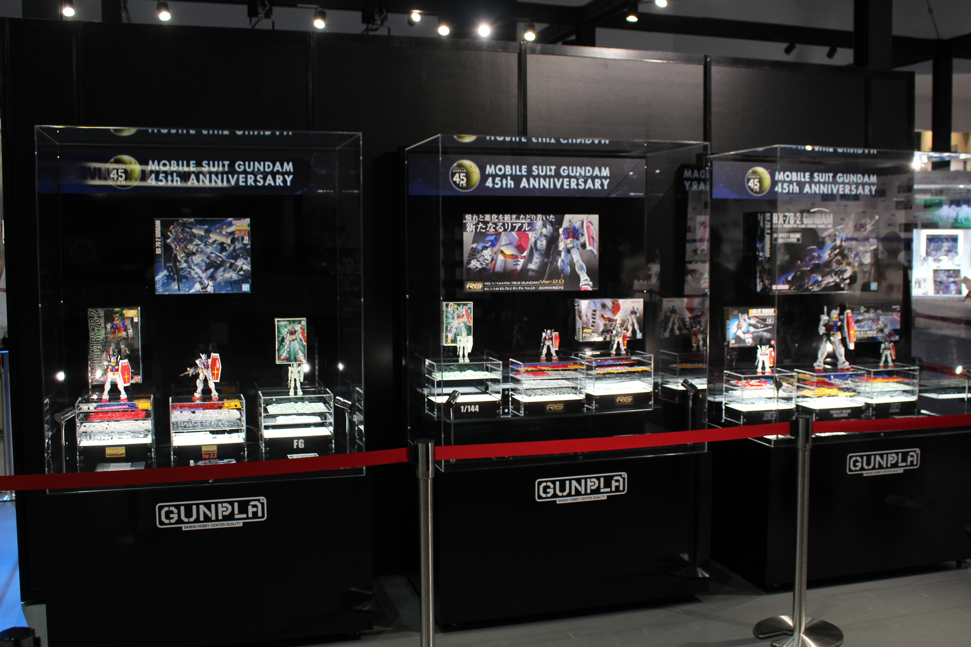 同じRX-78-2 ガンダムのプラモデルでも大きさや設計が異なる各シリーズ。それぞれの手前に置かれた説明書を見るのも楽しい