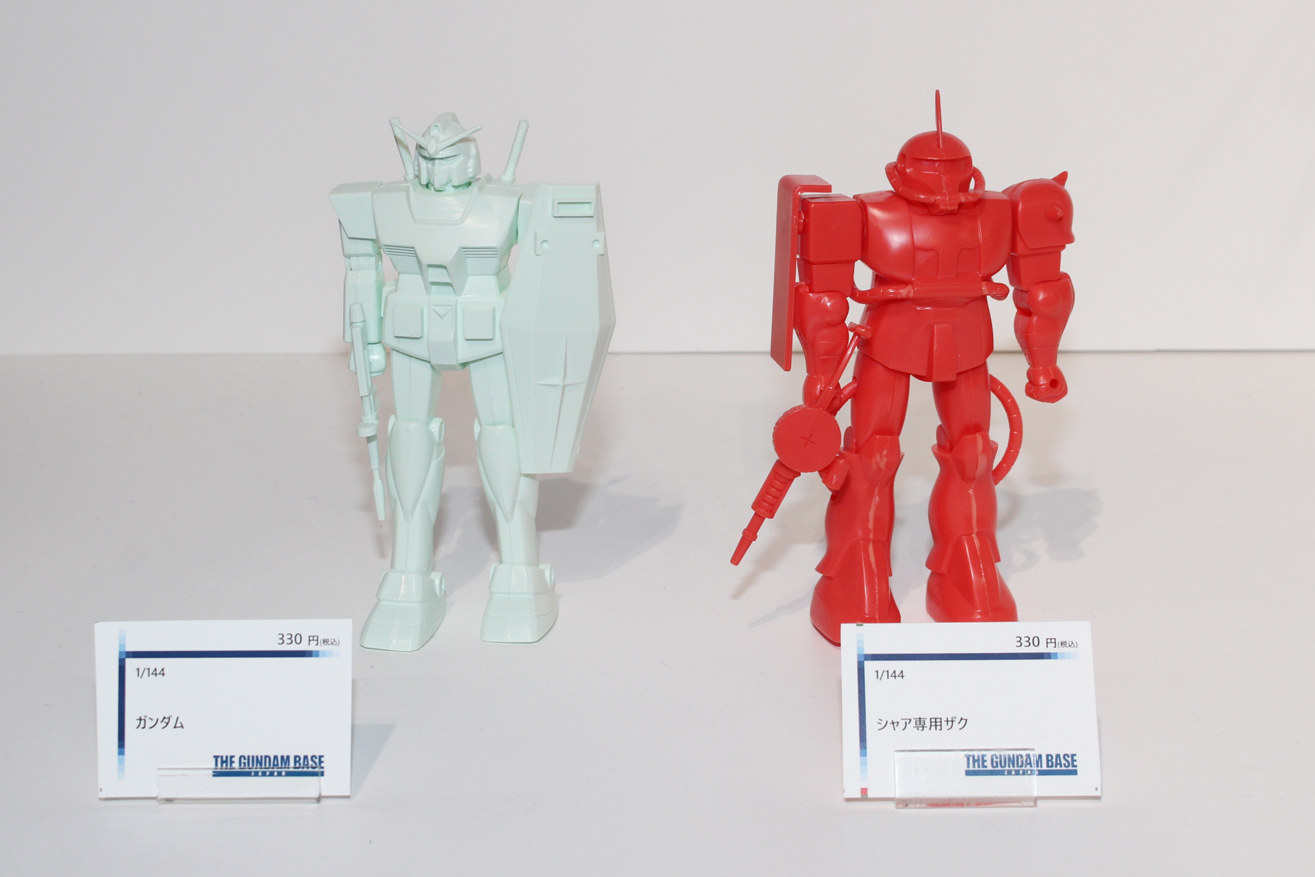 1980年7月に発売された「1/144 ガンダム」（左）と、同年9月発売の「1/144 シャア専用ザク」（右）。ガンプラの歴史はここから始まった