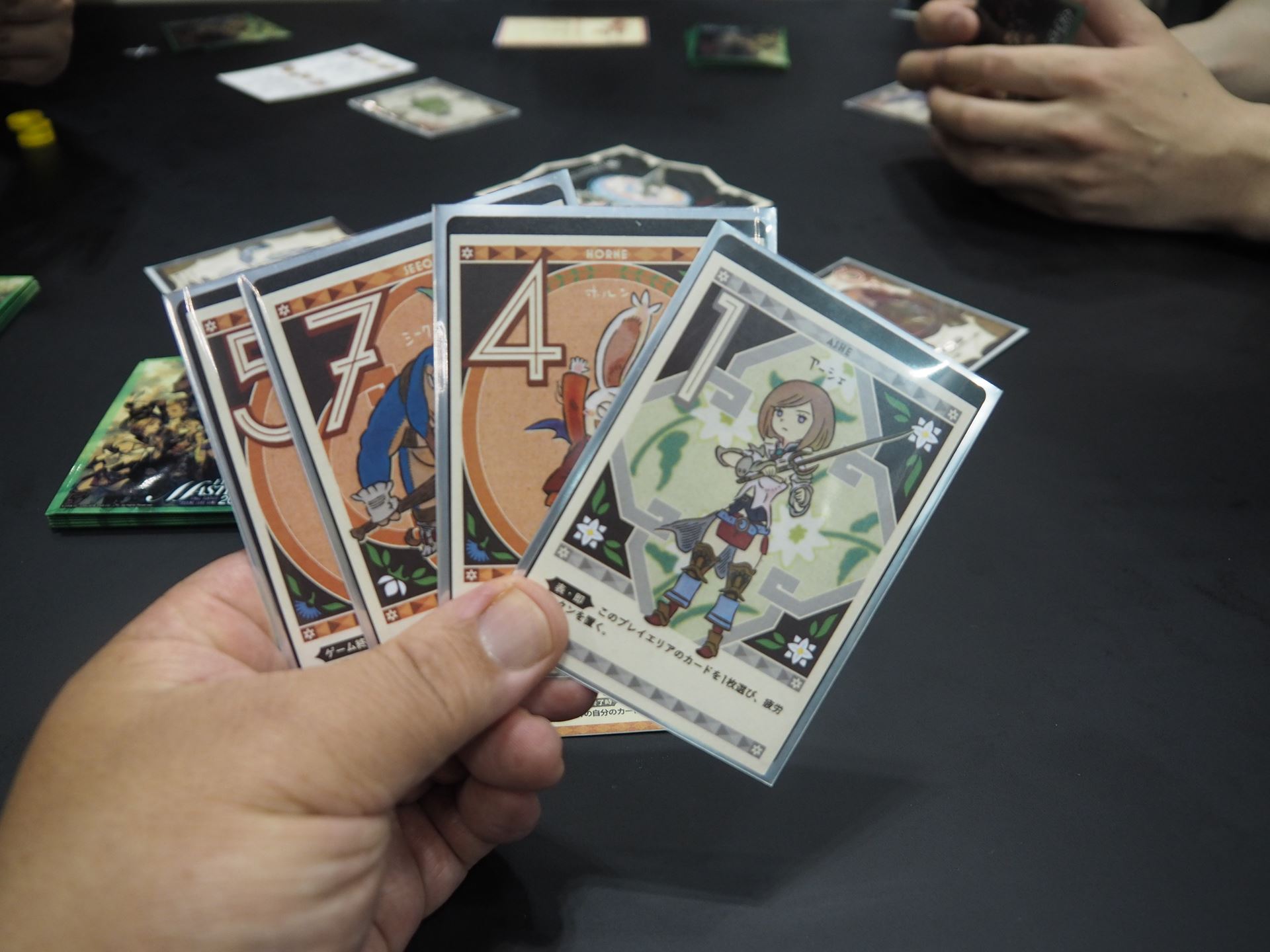 初期手札。一番右のカードがヒーローカード。左上の数字がパワーを表している