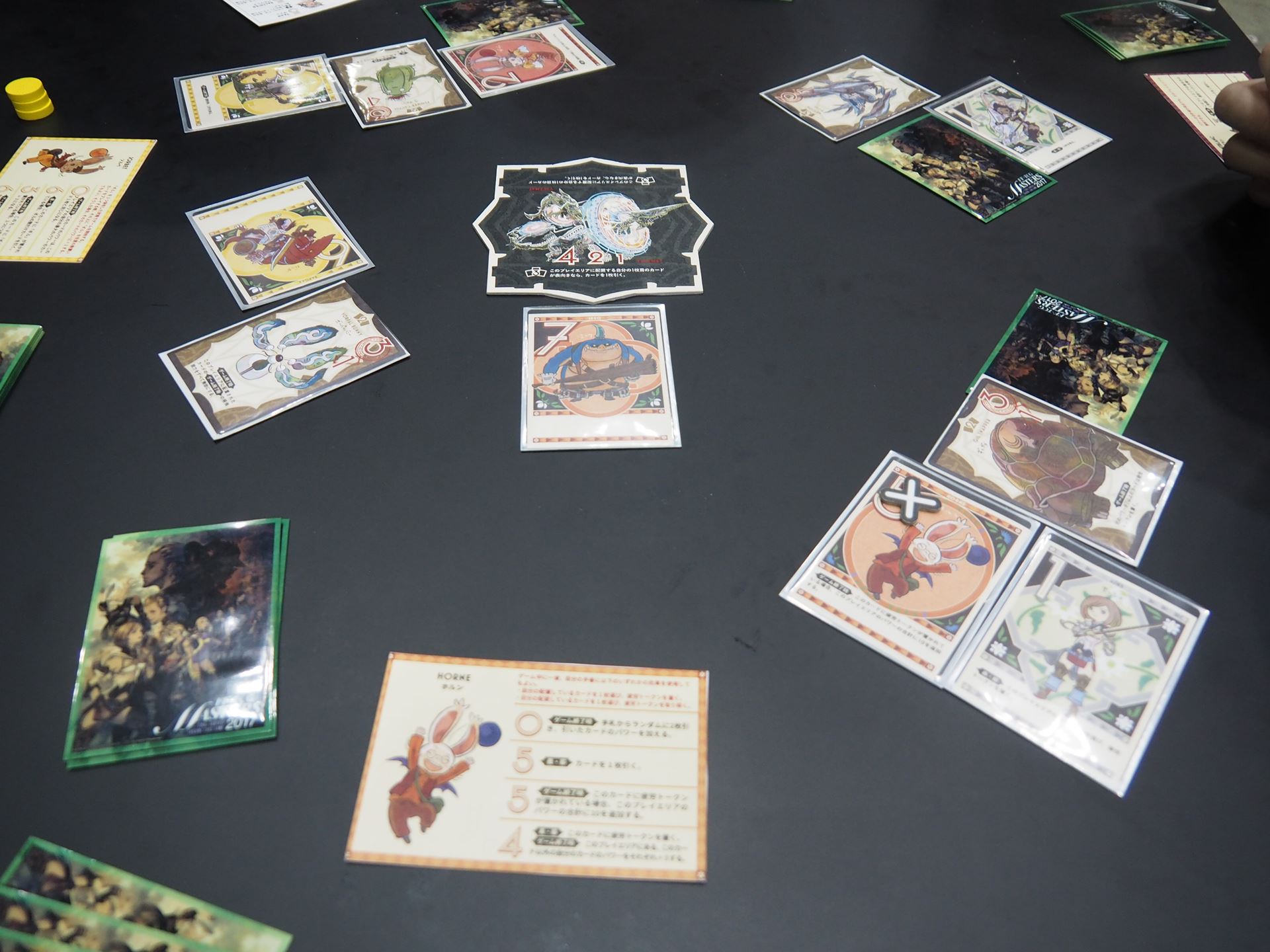 右のホルンのカードには疲労トークンが置かれている