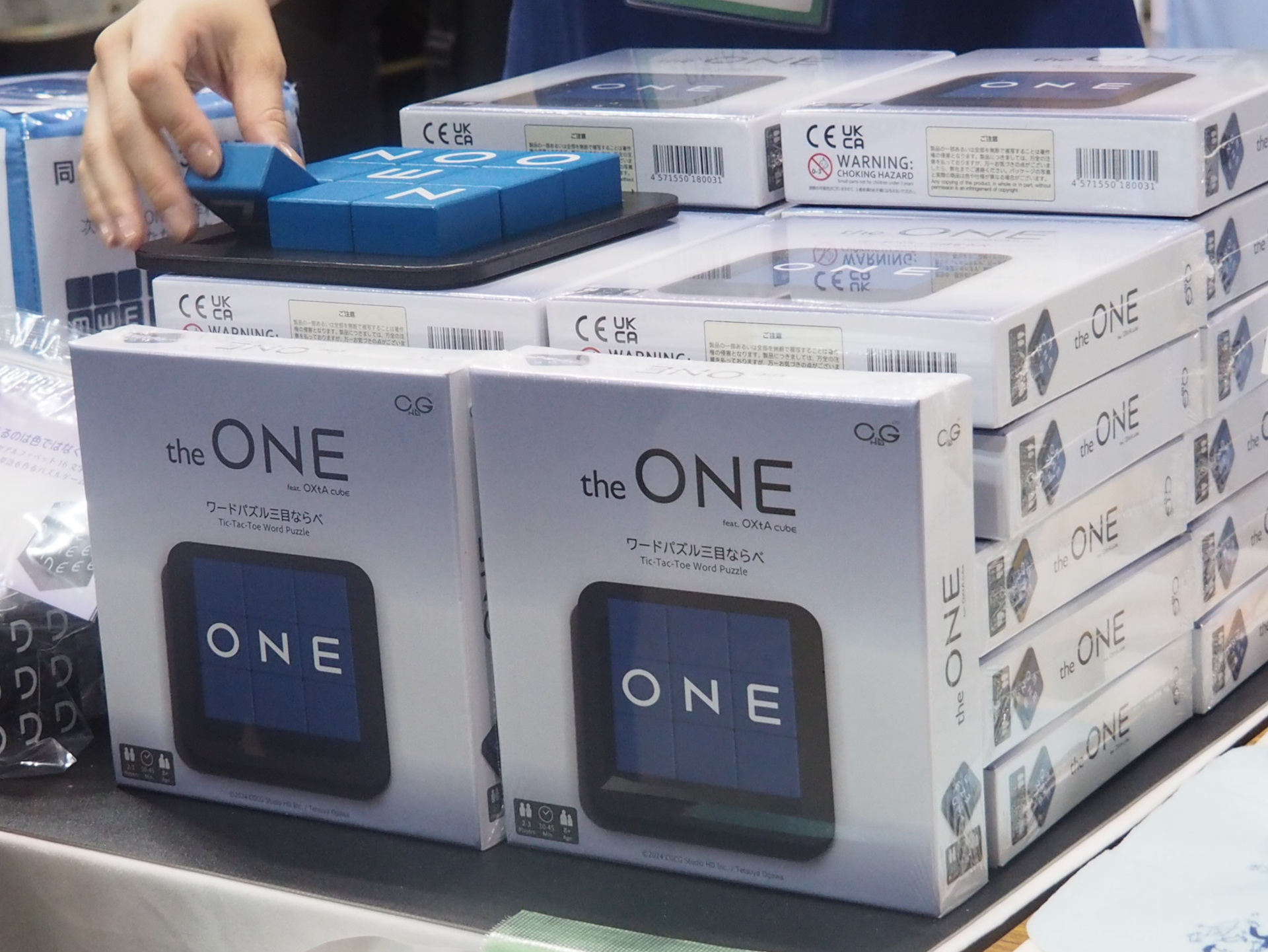 OXtA cubeの新作ワードパズル三目ならべ「the ONE」。価格は3,850円