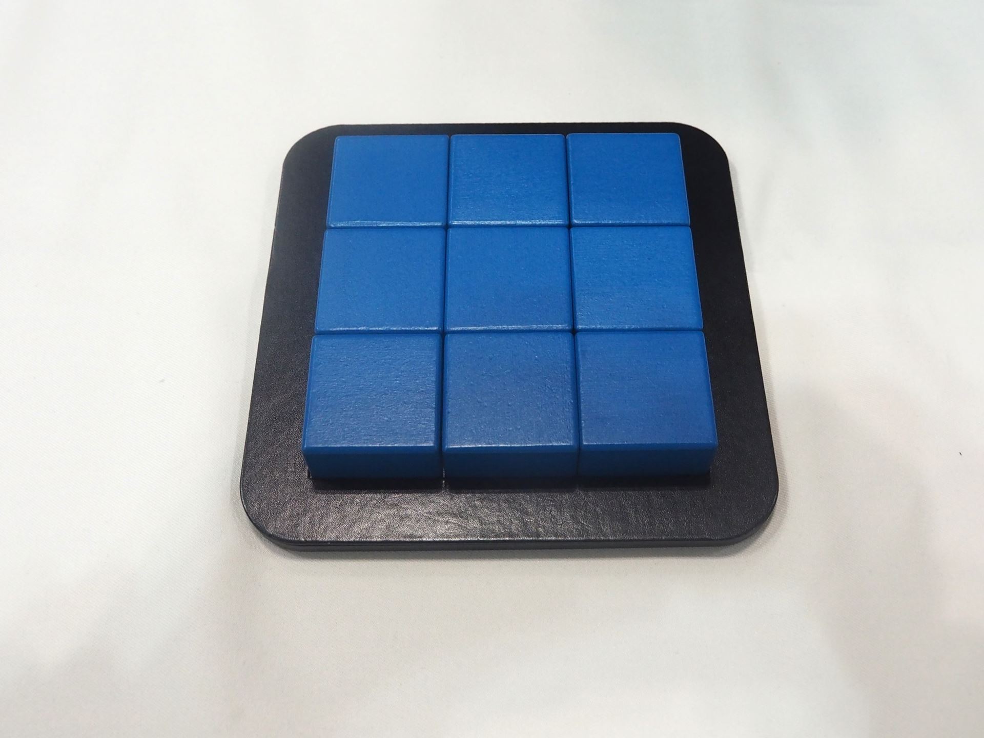 まずは、シャッフルして文字面を下にしコマを並べる