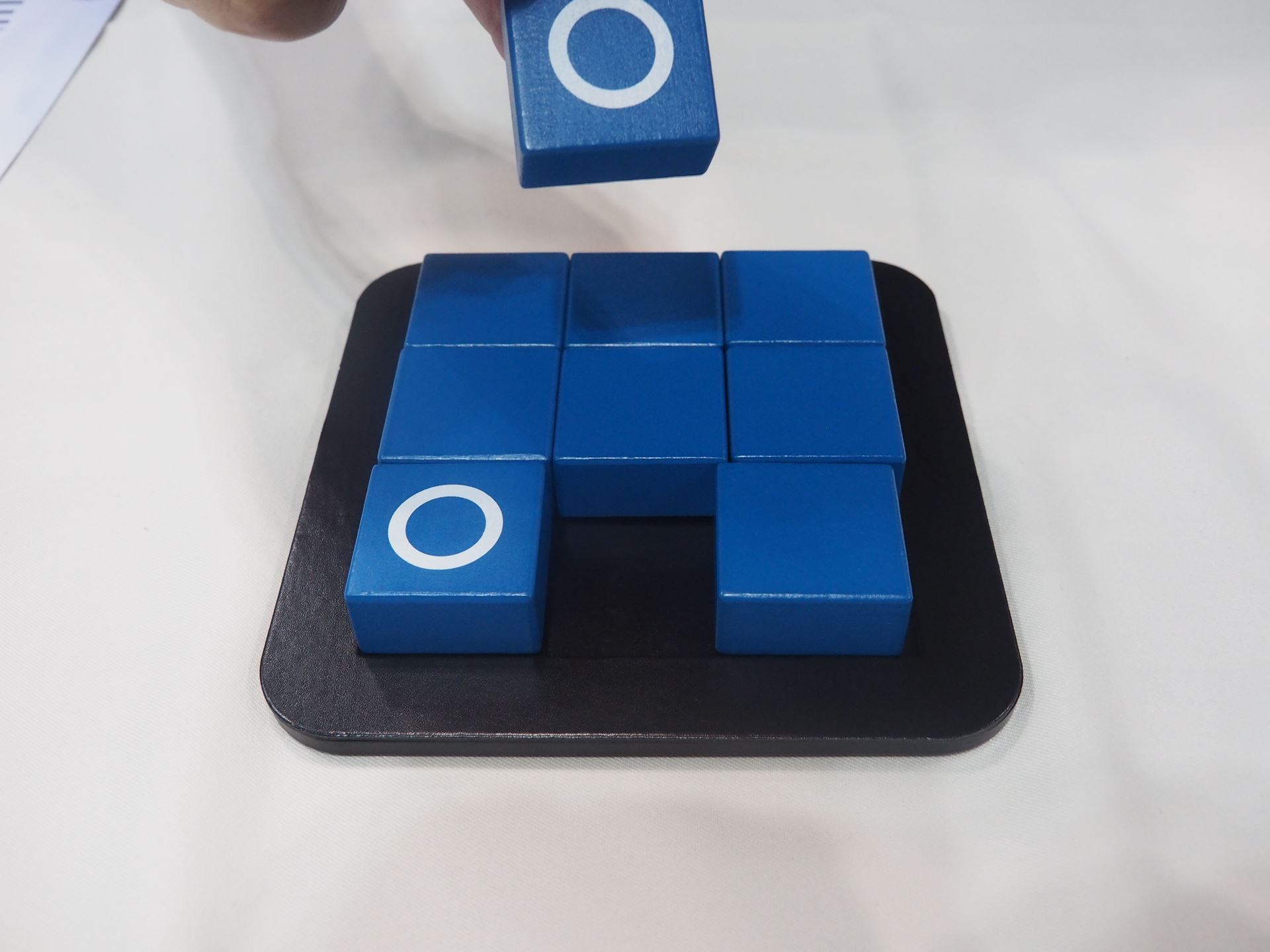 このように外周のコマのどれかを抜き出し、その穴を埋めるように周囲からコマを押し込んでスライドさせる