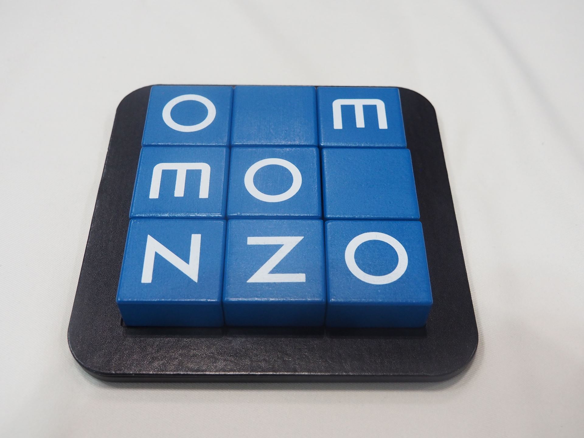 小川氏が「O」を3つ斜めに揃え、小アタリが発生した。次の筆者のターンで「ONE」を完成させないと筆者の負けになる。筆者の勝ち筋としては、中央列上段の裏返しのコマが「E」であることを期待するしかない。「E」が出れば、中央列下から押し込むことで、「ONE」が完成する